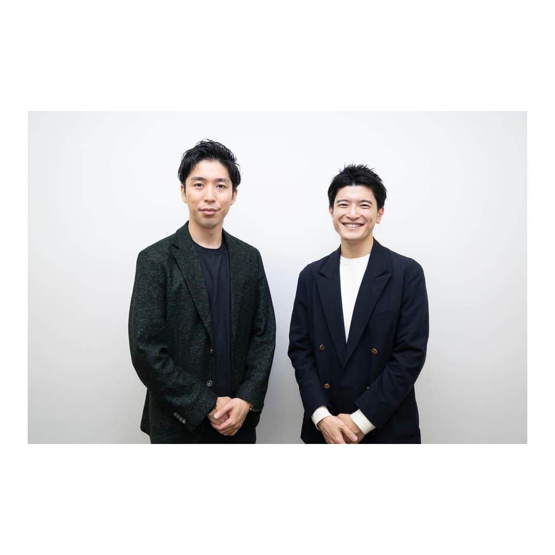 篠原光のインスタグラム：「. 4月から、ゲームキャスターの岸大河さんの会社と専属マネジメント契約を結びました。  10年以上、キャスターとしてeスポーツを牽引されてきた方です。 想いは熱く、頭は冷静、たまにちょっとふざける、憧れの第一人者。 どうしても一緒にやりたいとお願いしました。 ご経験をリスペクトしつつ、僕は僕の出来ることで力になれたらと思います。  そして、2人での再スタートをファミ通さんに取材して頂きました🌸 https://s.famitsu.com/news/202304/01297776.html  ゲームと音楽でできている僕の、ゲームの部分が全て詰まった長編です。 決断の経緯も全て書いてあります。 よければご覧ください！  それでは、今日からまたよろしくお願いします‼︎」