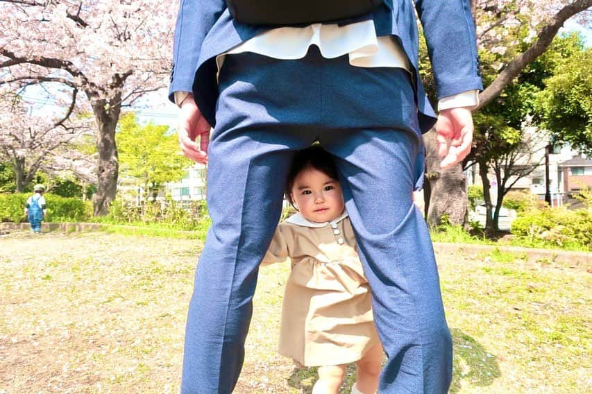 佐竹正史さんのインスタグラム写真 - (佐竹正史Instagram)「本日無事に入園式を迎えました。 楽しい毎日を過ごして欲しいな😌 父ちゃんも頑張ります🎌  #入園式 #保育園 #桜 #ビスケッティ佐竹  #佐竹娘 #1歳4ヶ月 #パパ芸人 #子育てパパと繋がりたい  #抱っこ  #高い高い #182cmだから #ガチで高い #股下トンネル #見通しは明るい #baby  #babygirl」4月1日 17時10分 - sataketty