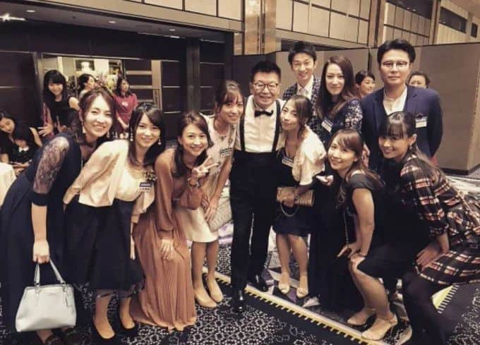 宮森セーラのインスタグラム：「💠大切なお知らせです💠  いつも応援してくださる皆様へ。  2023年3月31日を持ちまして、 2013年から10年間お世話になりました生島企画室を退所致しました。 家族のようなあたたかさと優しさに包まれた10年間でした。  父の突然の訃報の際も生島ヒロシ会長、社長、マネージャーが即座に対応してくれました。 そして誰よりも近くで支えてくれた田中マネージャーに本当に感謝しています。 生島企画室じゃなかったら今の私はいないと思います。 生島ファミリーの一員でいられて本当に幸せでした！ ずっとずっと大好きです！！  今後は自分の経験をふまえて、今までわたしが助けて頂いた分をお返しできるように。 違う形でサポート出来るように勉強していきたいと思います。 新しい宮森セーラもどうぞ宜しくお願い致します。  2023年4月1日 宮森セーラ」