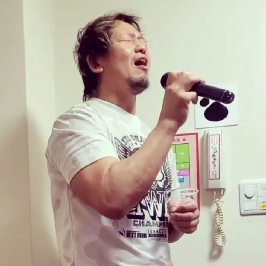 金本浩二のインスタグラム：「しらずしらずに身体が🐖に....⁡ ⁡いやいやデカくなってまんな～⁡ ⁡チャゲアスの🎵～今夜ちょっとさ⁡ ⁡これ上手く歌いたい～⁡ ⁡ガラガラヘビ声で🥳」