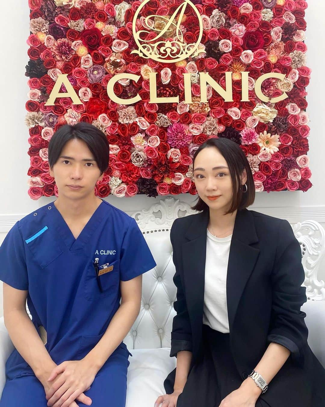 石田美奈子さんのインスタグラム写真 - (石田美奈子Instagram)「@aclinic_shinjuku の戸田先生 @aclinic_toda に担当していただき、A スレッドを受けてきました😊 1年前にも受けましたが良すぎてリピート💫  カウンセリングをしていただき、施術時間は約15分！ 短時間でこれだけ劇的に変わる美容施術って他に無いんじゃない？って位変わります🥰 フェイスラインのスッキリ具合、本当に感動しますよ🥹✨  気になり始めていたほうれい線も引き上げてもらって若返り効果絶大👏👏👏  当日からお化粧もできるし(というかお化粧したまま施術OK)、ダウンタイムも無いので、私生活に支障無しです☺︎ 私はクリニックに行った直後に普通にご飯を食べに行ってました☺️ 当日会った友人に「今まで会った中で1番顔がすっきりしてる！」と驚かれました💖  1年前の初めてのAスレッドで激変して、今回で更にシュッと🧏🏻‍♀️ わかりやすいように1年前と今回のBefore ⇔Afterを載せます♡  今回はイケメン院長の戸田先生に担当していただきました♪ 有名な先生に担当していただけて嬉しい😊🤍  スタッフさん達にも親切にご対応いただいて大満足☺️  また経過を載せます☺︎☺︎☺︎ . . #aスレッド #糸リフト #aclinic #aclinic銀座 #aclinic横浜 #aclinic新宿 #aclinic名古屋 #aclinic大阪 #aclinic福岡#aclinic池袋 #aclinic仙台 #aクリニック #エークリニック #戸田貴之 #小顔 #スレッドリフト #小顔整形 #たるみ改善 #リフトアップ #美容外科 #美容皮膚科 #美容クリニック」4月1日 17時07分 - mminakooo