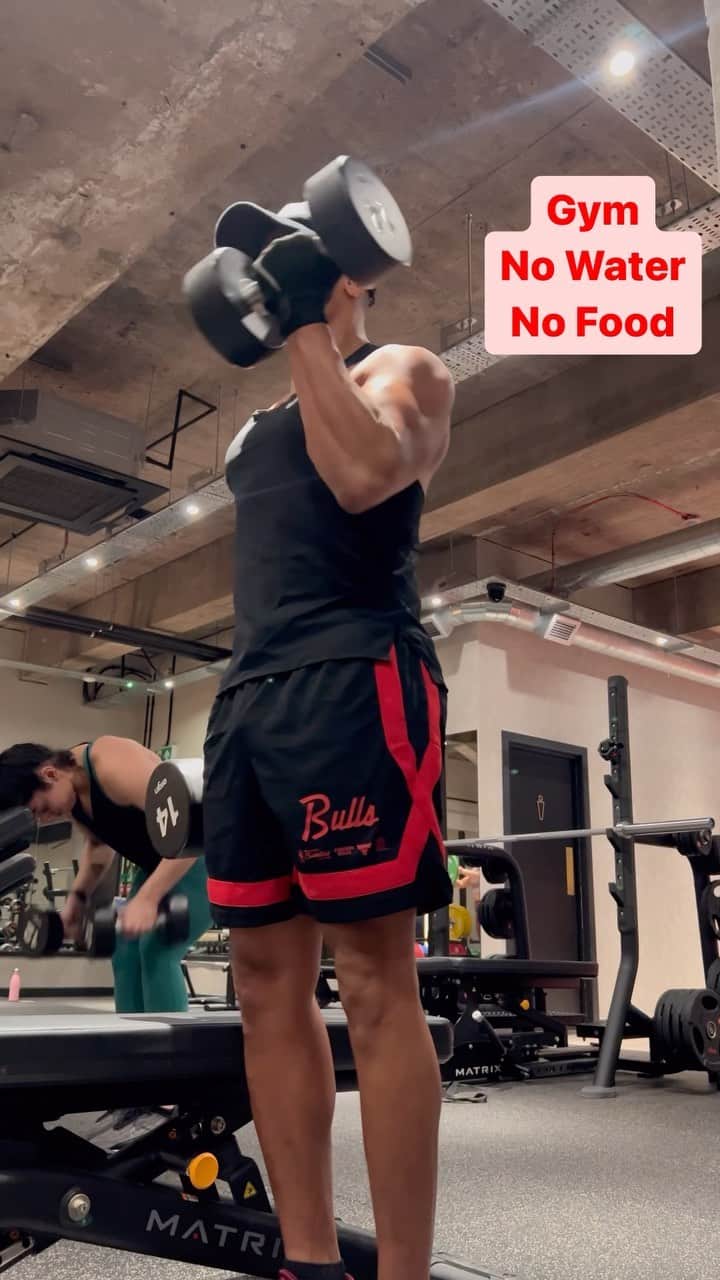 ロバート・アーンショウのインスタグラム：「A month of fasting 😅 No food, No water 💧  Sunrise to Sunset 🌅   #gym #fit #fitness #fitnessmotivation  #goals #gymlife #ramadanmubarak #fast  #motivation #life #menshealth」