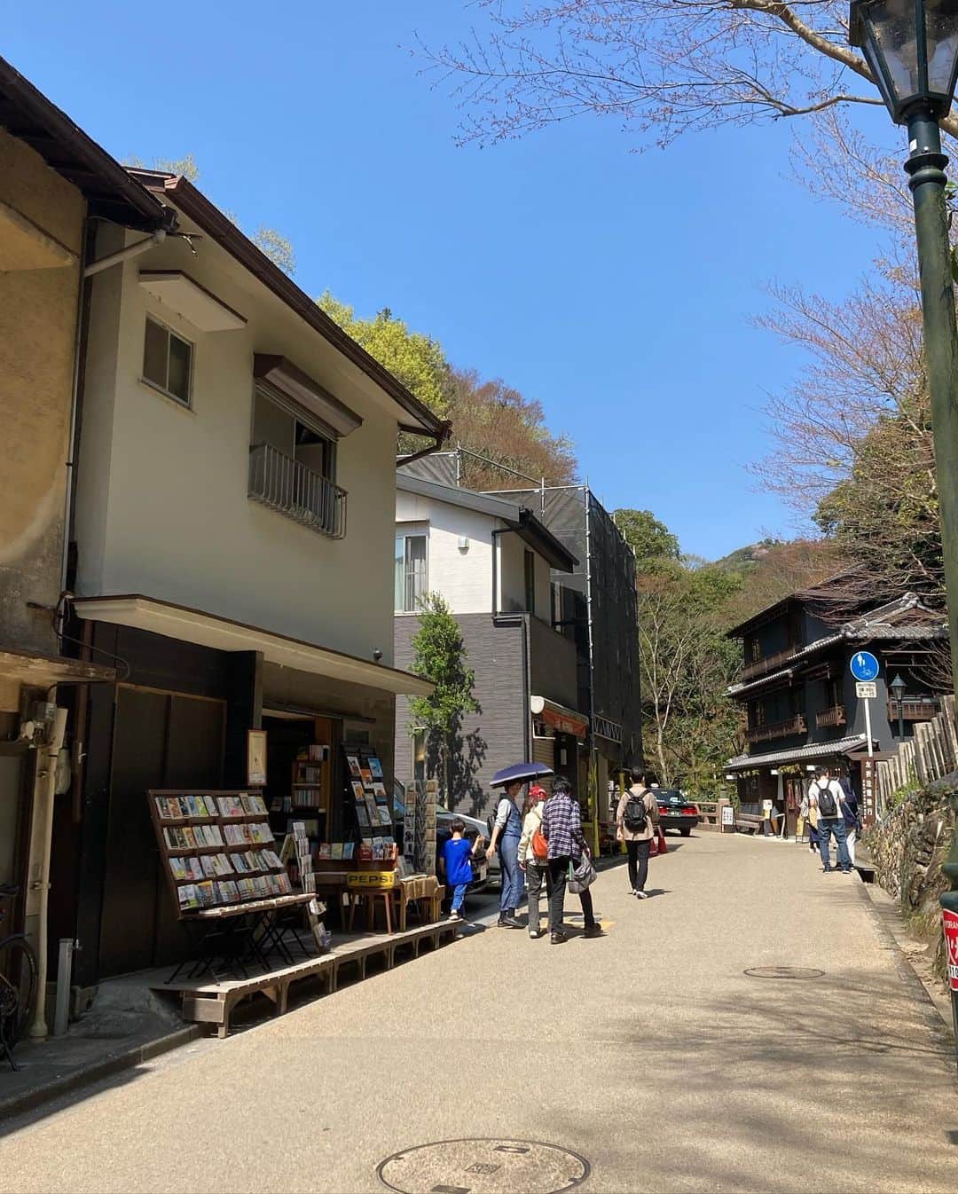 松宮宏のインスタグラム：「箕面のひなたブックス。知らんかった。なんでいい本屋さん。川床スタイルの旅本スペース、2階の絵本コーナーからの眺めも最高。箕面大滝まで散歩した帰り。　#ひなたブックス」