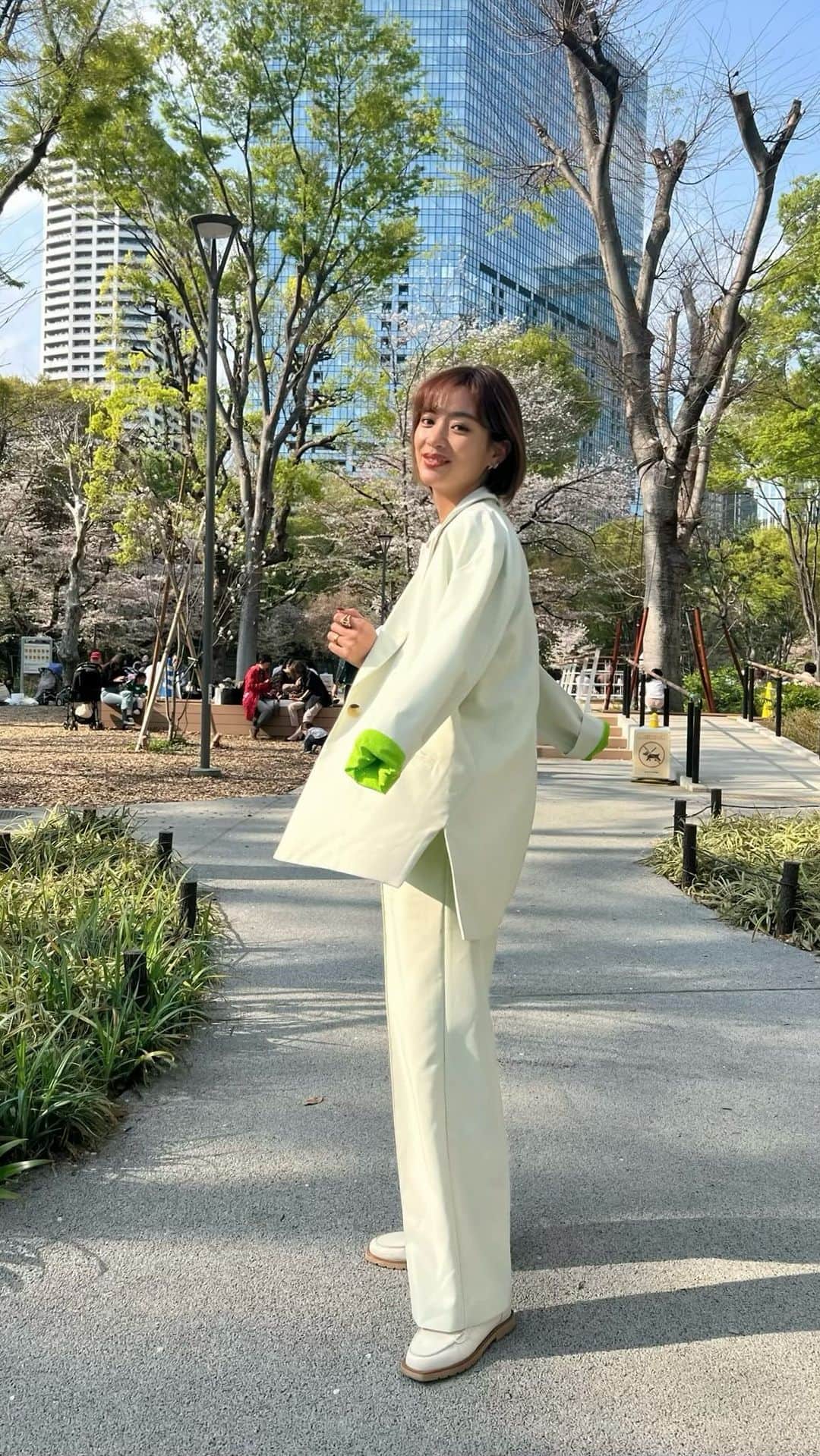 平アスカのインスタグラム：「ぽかぽか陽気で気持ちよかった🌸🌷 @maisones._official のセットアップがちょうどいい🤍 #asuca_fashion #maisones #ootd #春コーデ #searoomlynn #outfit #セットアップコーデ #osoi #新宿中央公園」