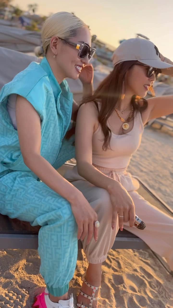 中村愛子のインスタグラム：「【この度デビューしました🇦🇪】 ⁡ ⁡ ⁡ ⁡ ⁡ ⁡ ⁡ 嘘です。 エイプリルフールの遊び投稿です🤣 爆笑しながら撮影した🤣 ⁡ ⁡  ⁡ I made my debut.👏  Just kidding😝  ⁡ Today is April Fool's Day, and in Japan, it's a day where it's okay to tell harmless lies😆 ⁡ ⁡ ⁡ *･゜ﾟ･*:.｡..｡.:*･*:.｡. .｡.:* ⁡ ⁡ ♦︎パートナーシップ・お金・仕事・美容 自分を開花させて輝く人生を♡ 〜Diamond Belief Labo〜 ⁡ DBL3ヶ月プログラム1期🈵開講中💫 ⁡ ⁡ 次回３月募集予定 優先案内はDMにて💌 ⁡ ドバイからzoomにて開催✨ ⁡ ⁡ ⁡ ⁡ ♦︎アロマで女性性開花♡膣ケア講座 アロマコミュニティ〜ビューティウェルネスラボ🌿〜 詳細はDMにて💌 ⁡ ⁡ ⁡ ♦︎無料シークレットオンラインサロン こちらで限定インスタライブ公開中 より濃いストーリーも配信中♡ ⁡ ⚠️女性限定です👸💓 @aiko_secret_salon  ⁡ ⁡ ⁡ ⁡ お問い合わせ申し込み、お知らせは プロフィールにあるリンクからLINE@を登録 @aiko_1231  #dubai #デビュー#dubaidj #エイプリルフール #リール　#valentine #versace」