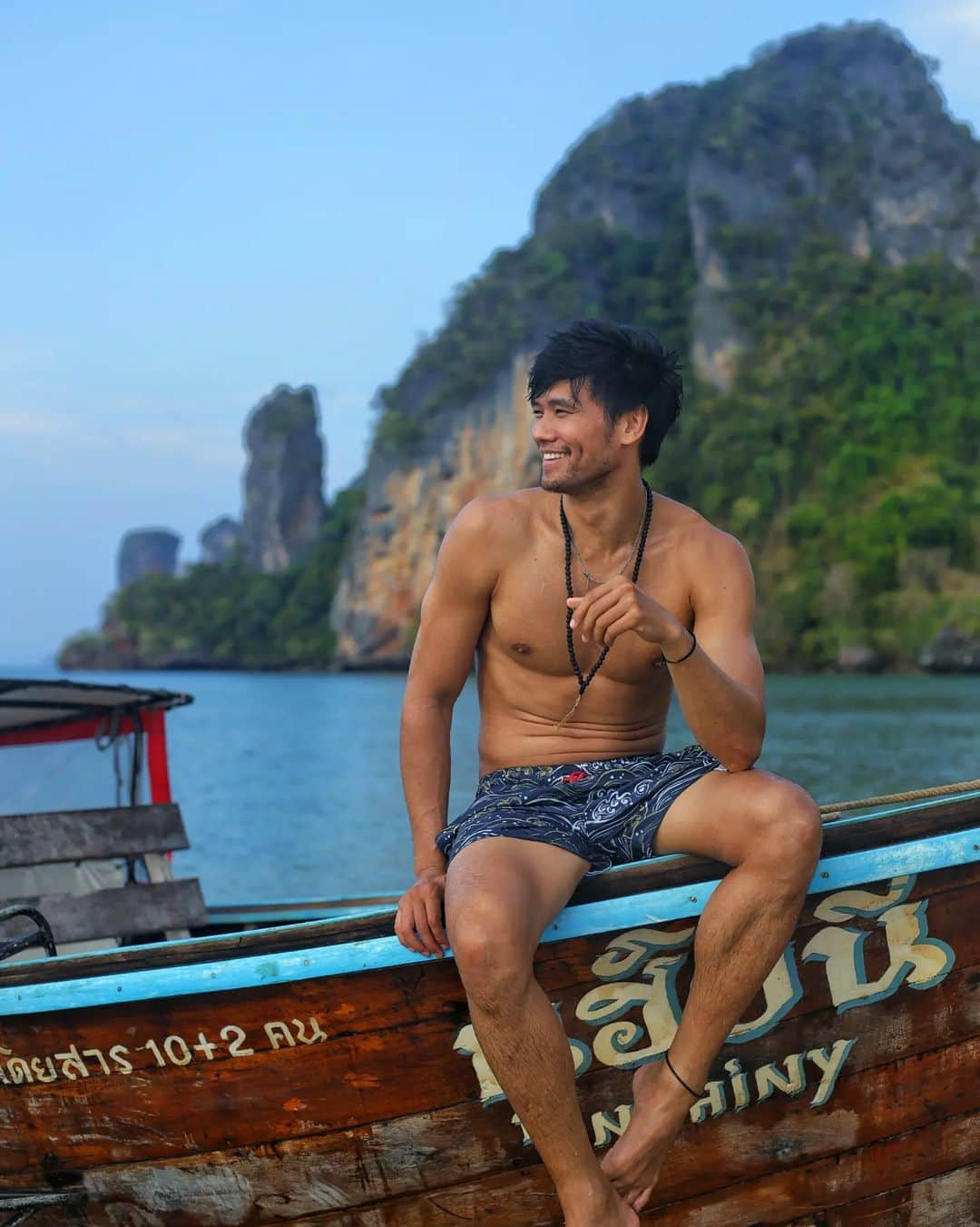 ティムのインスタグラム：「In the island only kind of joy. Koh Yao Noi, you are beautiful ! Might get a new job soon as a V8 boat driver ! 🤔  SWIPE to see the beast ! . . . . #amazingthailand #taxiboat #kohyaonoi #islandlife #summervibes #thailand #islandvibes」