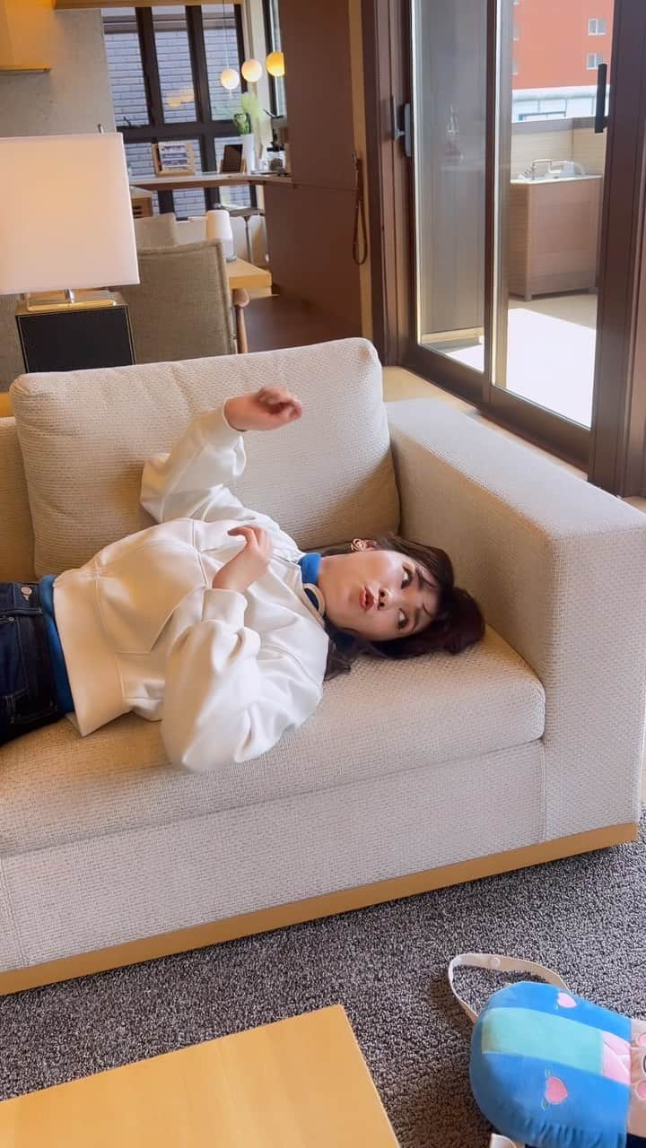 吉田奈央のインスタグラム：「子育てママのひとり時間🍡  グータラしてたら見つけちゃった子供の頭ガード😳 これ最高やないの！笑  リアルにうちの息子が赤ちゃんの時使ってたグッズです🤣母のセンスよ…。笑  笑って笑ってスマイル育児👶  #子育て#子育てママ#スマイル育児#赤ちゃんのいる暮らし#赤ちゃんグッズ#頭ガード#ママのひとり時間#グータラママ」