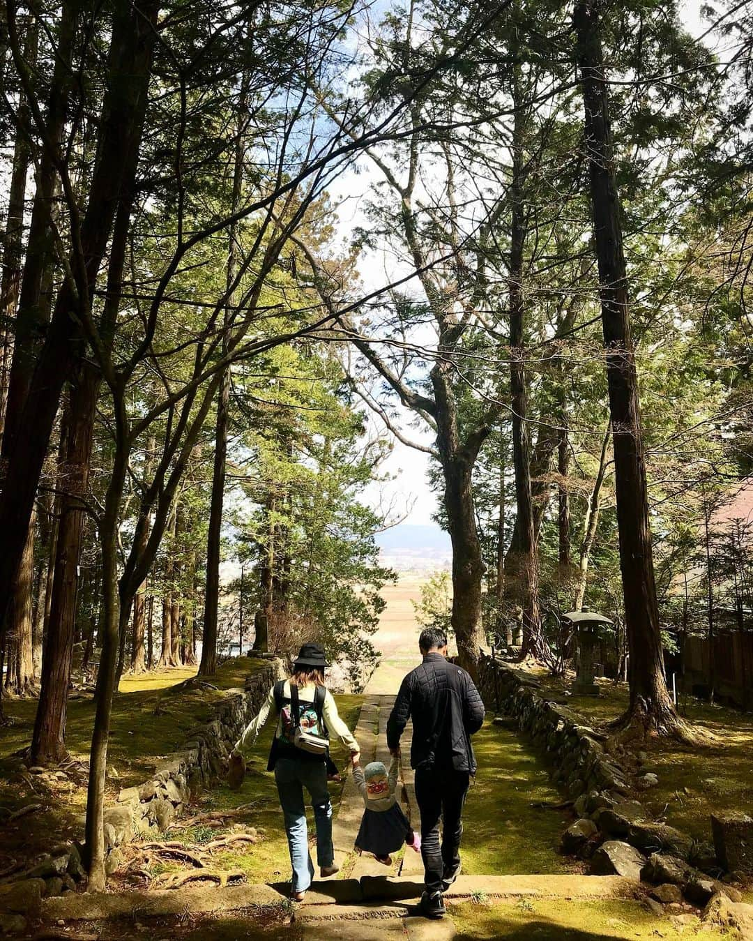 田中幸のインスタグラム：「✳︎春 . . . あっという間に4月🌸 やっぱり何か特別な月  昨年も三女出産や入園入学 色んな出来事が重なったけど  今年も、落ち着く事なく 我が家は色んな新しい事が 起こりそうな予感😳  『転機』って私的には チャンスに変わる事が多くて 変化を恐れず突き進んでいきます❤️‍🔥  雪山シーズンは残りわずか 🏂オフシーズンも、 農業や👩‍🌾山のシーズンイン⛰  遊びに仕事に思いっきり 忙しく楽しも🤍 . . . #アウトドア#アウトドア女子#家族#家族アウトドア#3姉妹ママ#女の子ママ#Vlog#スノボ#スノーボード#農家#中村農園 #農家の嫁#脱見習い」