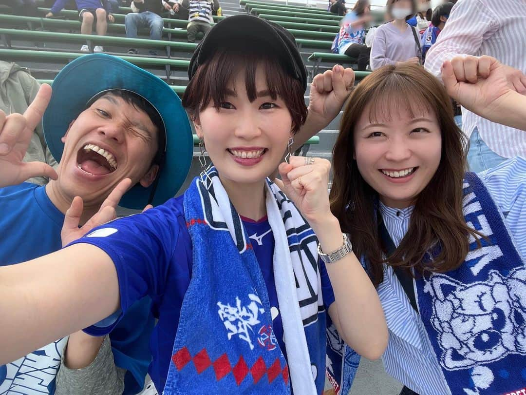 小松千絵のインスタグラム：「ヴァンフォーレ甲府4連勝！！  いしいさん、岡桃と3人で センバツの結果を確認しつつ応援！ 偶然山地さんにも会えました☺️  そして、#山梨学院 はセンバツ優勝🏅🏆 4連勝と優勝を3人で喜べて最高でした✨  明日の #山梨スピリッツ にむけ大忙しです😂✨  ⚠️明日は5分拡大で16時55分から放送です⚠️  #いしいそうたろう #岡本桃香  #山梨県 #山梨 #yamanashi #甲府 #アナウンサー #ラジオパーソナリティ #ラジオパーソナリティー #ラジオ #radio #radiko #山梨放送 #ybsラジオ #小松千絵 #山梨スピリッツ #山梨スポーツ #スポーツ好き #スポーツ #ラジオ好きな人と繋がりたい」