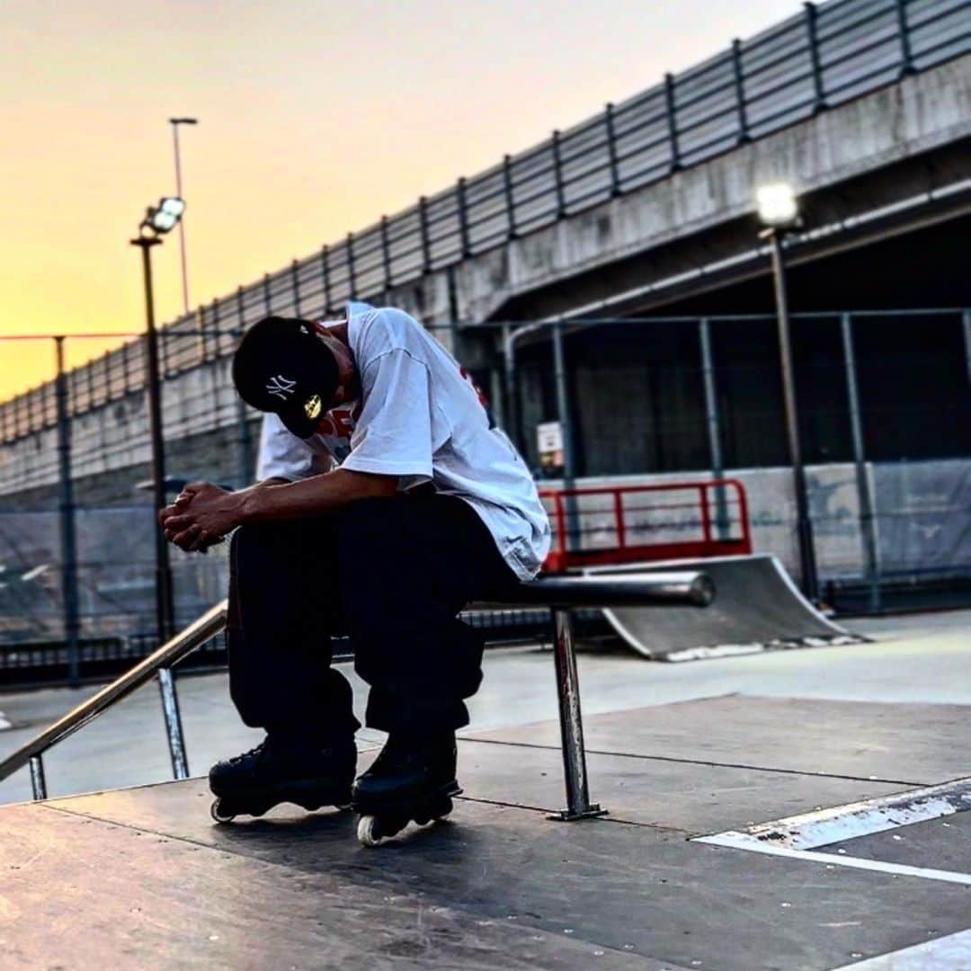 のインスタグラム：「Location, Matsubara City  Skate Park🌵 @newerajapan  @mizunojp  MizunoのスケートパークがスケールUPして大阪松原市に本日オープン！室内と野外と兼ね備えており、インラインもOKと言う事🫶 週末は岡山でイベント！ 前夜祭もあるんで、会えるかたは乾杯しましょう！！！ @clapsstore_official  @streetinlineskateseries」