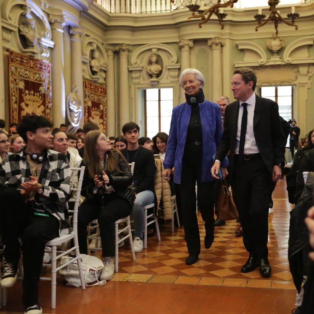 のインスタグラム：「We can only build a stronger future by learning from young people and listening to their views.   I was in Florence with Osservatorio Permanente Giovani-Editori yesterday, where I enjoyed answering questions from students about the economy and my work at the ECB.」