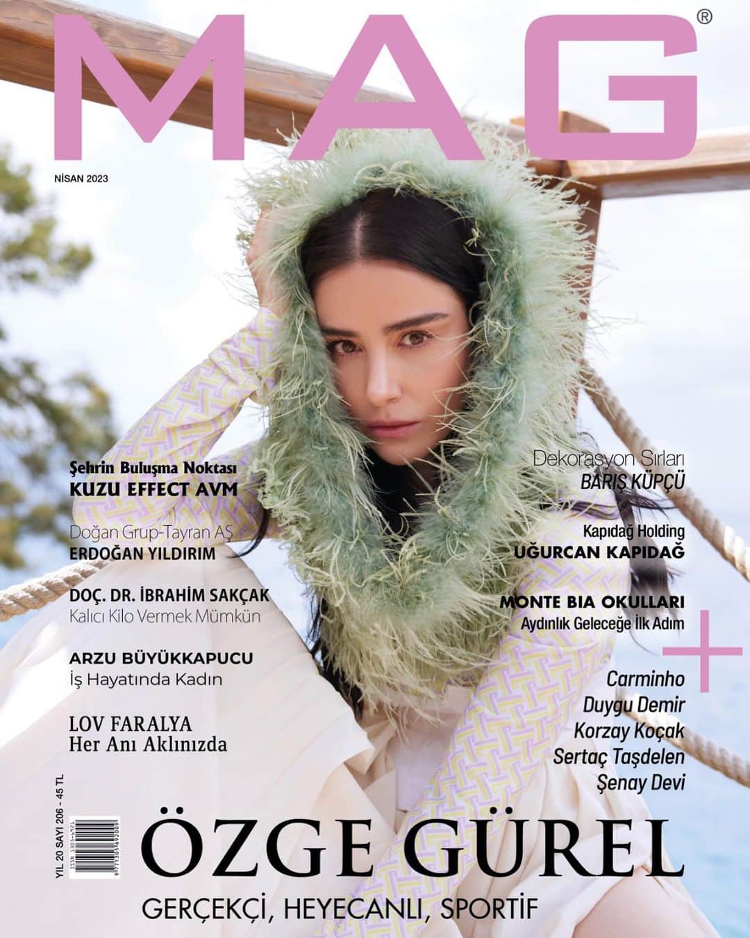 Ozge Gurelのインスタグラム：「Gerçekçi, Heyecanlı, Sportif Hayatta kendisini mutlu eden mesleği bulana kadar denemeye devam eden ve oyunculukta karar kıldığını söyleyen Özge Gürel, pek çok yapımda yer alarak adından sıkça söz ettirmeyi başarıyor. Mesleğinin de kendisiyle beraber şekillendiğini ve dinamik bir süreçte olduğu için heyecanla işine devam ettiğini belirten güzel oyuncu, hakkında bilinmeyen ve çokça merak edilen konuları MAG Okurları için cevaplıyor...  Kordinasyon: Meltem Ercan @meltemercan__ Röportaj: Gözde Yılmaz @gozdelicious Fotoğraf: Murat Güngör @muratgungor Moda direktörü: OSCARMORRIS @oscarmorriss  Stylist: Büşra Çevik @bboeshra Saç: Emre Altın @emrealtin___  Makyaj: Serhat Şen @serhatsenn Retouch: Muzaffer Temiz @muzaffertemiiz Fotoğraf asistanı: Uğur Düngül ugurdungul Styling asistanı: Damla Direkçi @damladi Makyaj asistanı: Arda Gürdal @itsardagurdal Mekan: Lov Faralya @lovfaralya  #özgegürel #magkapak #oyuncu #magdergi #MAGMedya #MAGNisan」