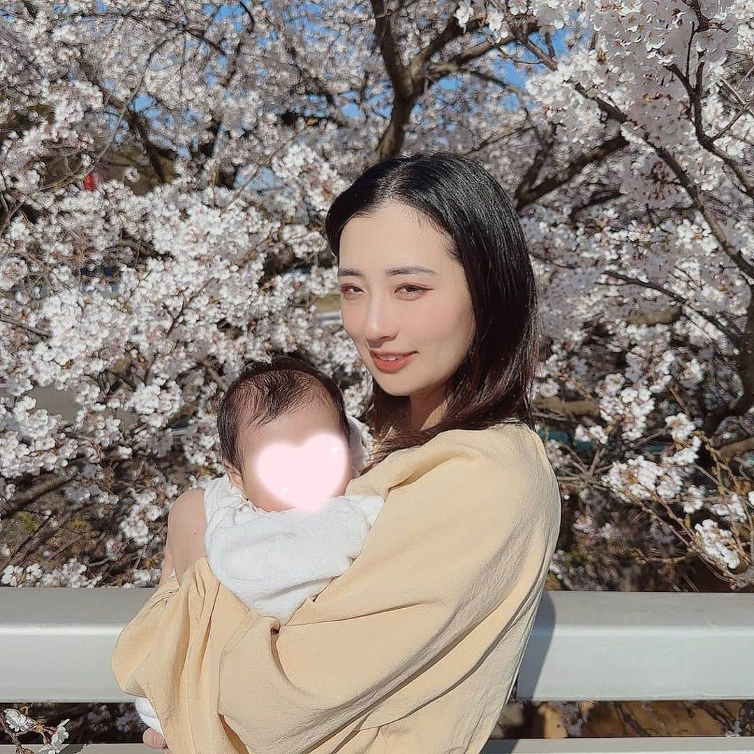 井口眞緒のインスタグラム：「新潟にも桜が咲いたのでお花見をしてきました🌸  眩しくて目が開けられないくらい良いお天気でした！ (写真が全部半目📸笑)  明日からは東京に帰ってほぼワンオペ生活が始まります👶  産後3ヶ月間、何もかもお母さんに頼ってたので 明日からはお風呂も洗濯もご飯も片付けも全部1人でやるなんてゾッとしますが…  世の中のお母さんたちを見習って私も頑張ります🥺  これにて私の里帰り終了🫶🏻  #井口眞緒 #すごぼりの桜並木 #お花見 #お花見スポット #新米ママ #新米ママと繋がりたい #新米ママさんと繋がりたい #新米主婦 #女の子ママ #女の子ベビー #生後3ヶ月 #0歳 #0歳児ママ」