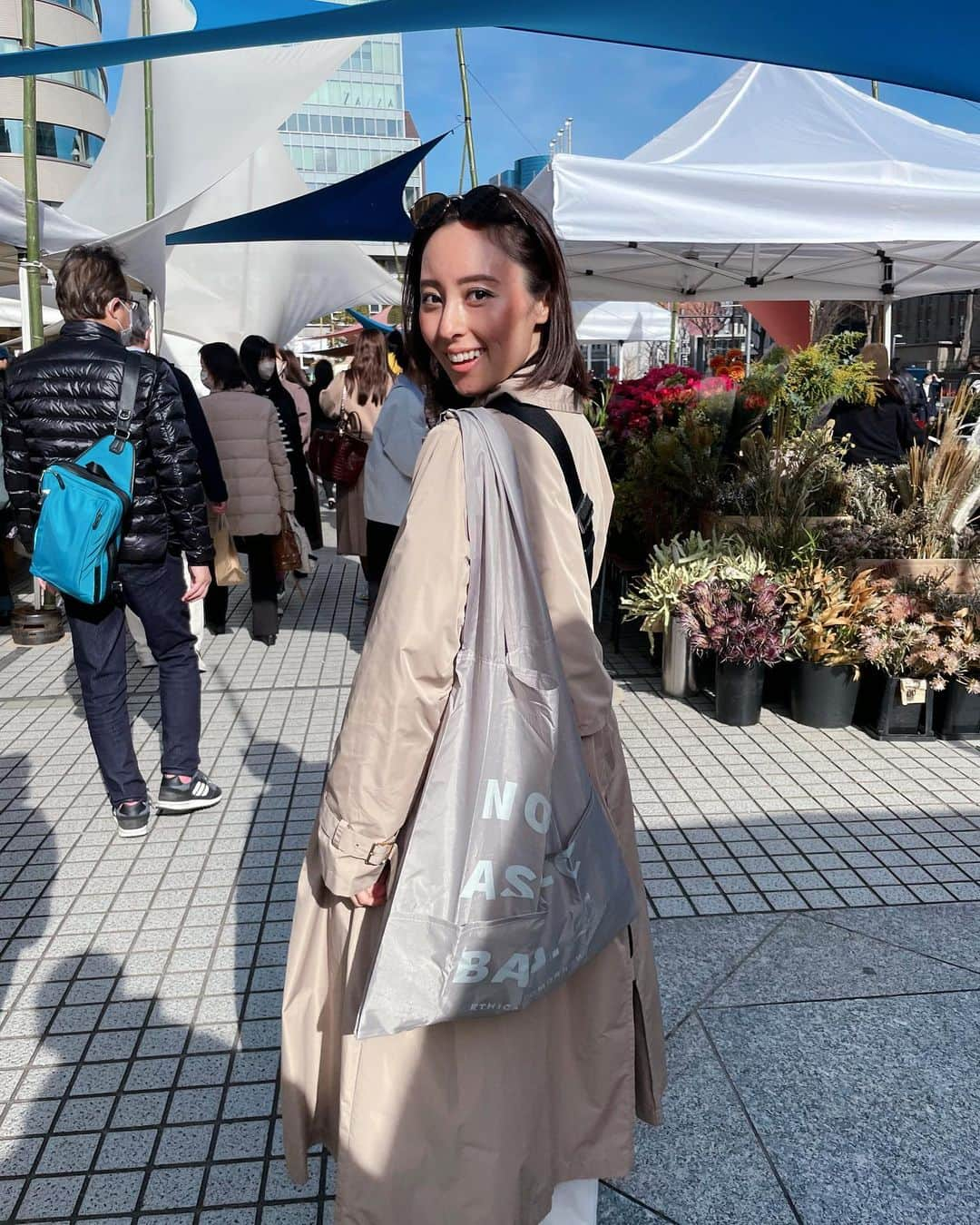 東美樹さんのインスタグラム写真 - (東美樹Instagram)「weekend routine at the farmer’s market with ma familia!!  先日の入籍報告ではたくさんのコメントとDMや個別にLINEまでいただいて胸いっぱいでした💓  改めて暖かいお祝いのコメントやメッセージ、皆さんありがとうございます✨  (正直こんなに祝福されるとは思ってもなかったので 私が一番驚いてました😂)  先日は旦那と両親と大好きなファーマーズマーケットに行ってきて、無農薬野菜と大好きなホットソースをゲットしてルンルンでした😙🍊🥑  特別なことをしなくてもこうして家族みんなで週末を過ごせることが私にとっては何よりの幸せ。  改めて全てのヒト、モノに感謝です💓  #こころとからだを整える  #家族 #夫婦デート」4月1日 17時40分 - mikko.36___