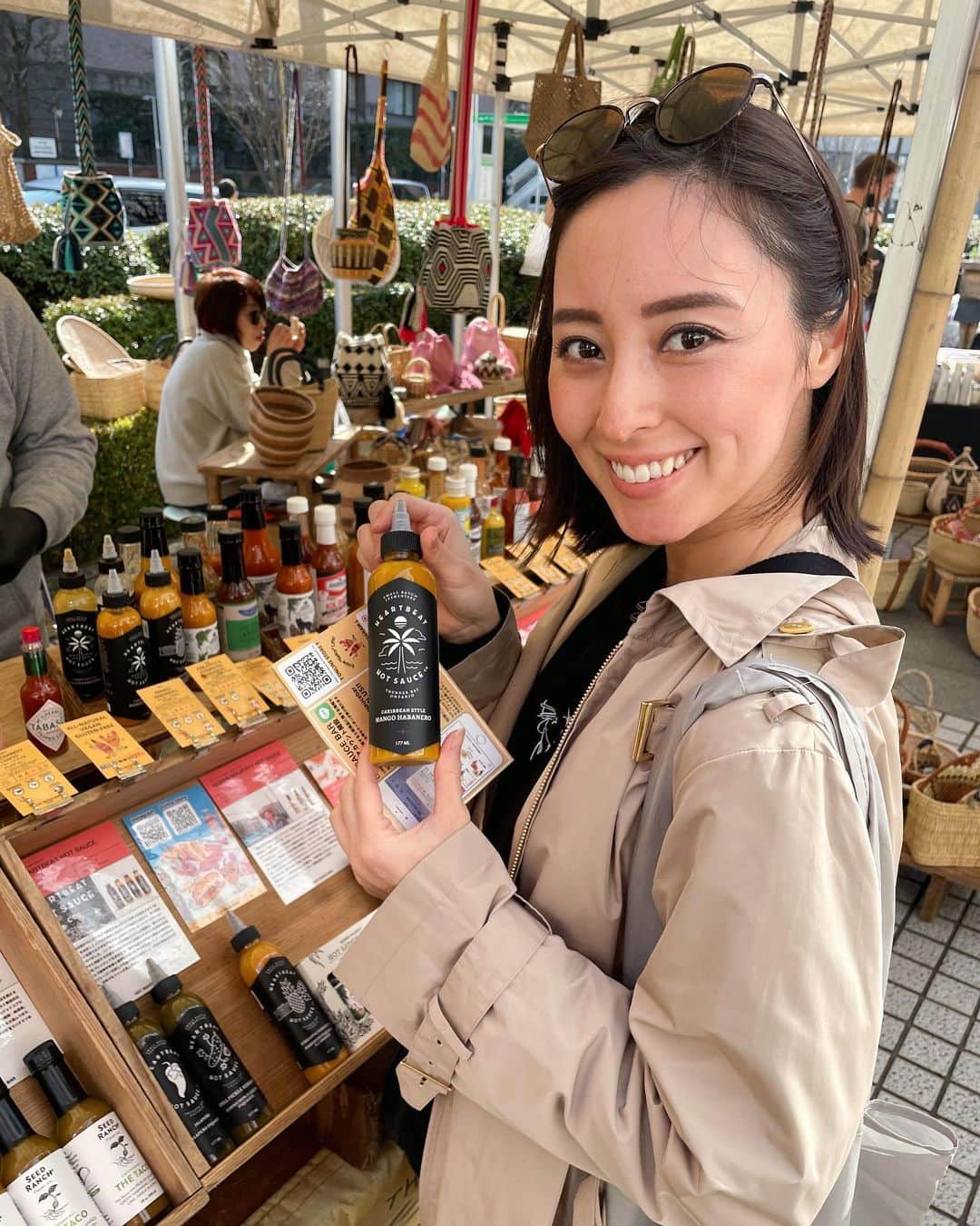 東美樹のインスタグラム：「weekend routine at the farmer’s market with ma familia!!  先日の入籍報告ではたくさんのコメントとDMや個別にLINEまでいただいて胸いっぱいでした💓  改めて暖かいお祝いのコメントやメッセージ、皆さんありがとうございます✨  (正直こんなに祝福されるとは思ってもなかったので 私が一番驚いてました😂)  先日は旦那と両親と大好きなファーマーズマーケットに行ってきて、無農薬野菜と大好きなホットソースをゲットしてルンルンでした😙🍊🥑  特別なことをしなくてもこうして家族みんなで週末を過ごせることが私にとっては何よりの幸せ。  改めて全てのヒト、モノに感謝です💓  #こころとからだを整える  #家族 #夫婦デート」