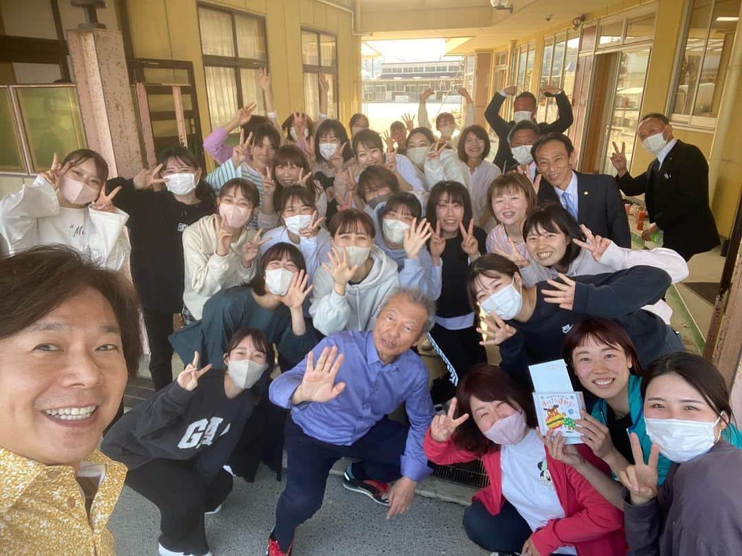佐藤弘道さんのインスタグラム写真 - (佐藤弘道Instagram)「今日は、ここ！  三重県のくわな幼稚園実技研修会。 僕の会社と提携をして頂き、毎年研修会をしております。 園長先生を始め、教職員の皆様、本日もありがとうございましたぁ〜♡ 新年度スタートで、これから大変だと思いますが、くれぐれもお身体には気を付けて、子どもたちと楽しい「運動あそび」をしてくださいねぇ〜(((o(*ﾟ▽ﾟ*)o)))♡  #三重県  #桑名市  #くわな幼稚園  #実技 #研修会」4月1日 17時43分 - satouhiromichi023