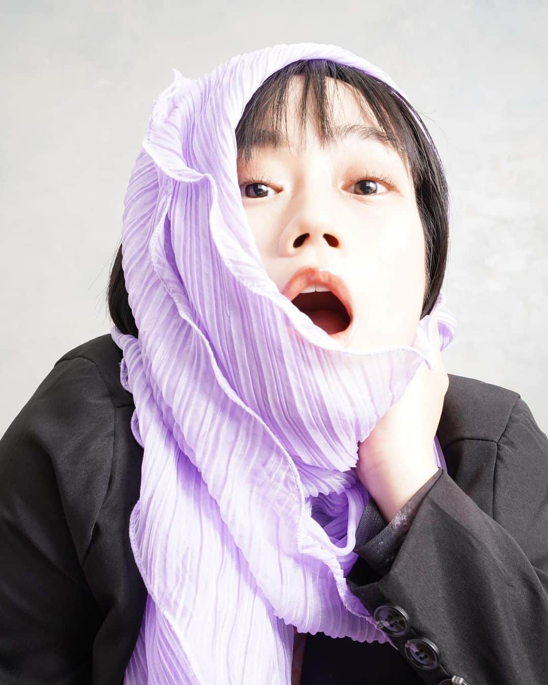 山内優花のインスタグラム：「ひ　と　り　あ　そ　び セルフポートレート  紫布と一緒に💜  いっぱい撮ったから、 また載せる。 一人でこんなに遊べる人生で よかったねって写真たち見返して 思いました←」