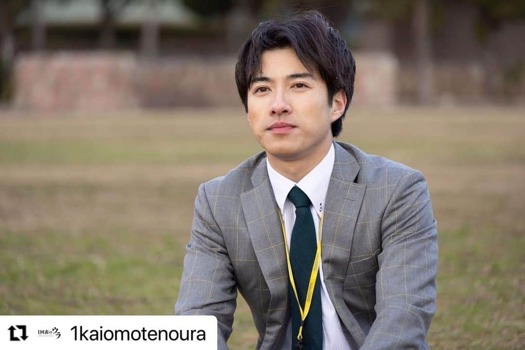 福山翔大さんのインスタグラム写真 - (福山翔大Instagram)「・  改めまして。 ドラマ『1回表のウラ』を振り返ろうと思います。 今回。僕にとって、夢の企画でした。 幼い頃からずっと応援していたホークス。 そして、地元、福岡での撮影。 夢に見ていた、福岡ドームのマウンド。 多くの夢が叶いました。 プロ野球は選手達の絶え間ない努力と同じく、 球団職員の方やスタッフの皆様の奮闘無くしては 成り立たないということを関口 童夢 という役を通して 実感しました。ここまで翻弄され続ける役柄は あまり経験がなかったので、演じていて愉しかったですし 多くのキャストの皆様とお芝居ができて、幸せでした。 最後に、関口のお気に入りの台詞を 添えさせてください。  『誰も勝ち続けることなんかできない。 負けることで学べることもある。そして必ず次がある』  ご視聴ありがとうございました！  #sbhawks #TNC  #Repost @1kaiomotenoura with @use.repost ・・・ . 大役を果たしたあと、 子供の頃は叶わなかった、親子のキャッチボール。  30年分の思いがこもった言葉。  2つの「ドーム」。  #福山翔大 #石橋凌 #1回表のウラ #福岡ソフトバンクホークス #ソフトバンクホークス #sbhawks #テレビ西日本 #TNC」4月1日 17時48分 - shodai_fukuyama.official