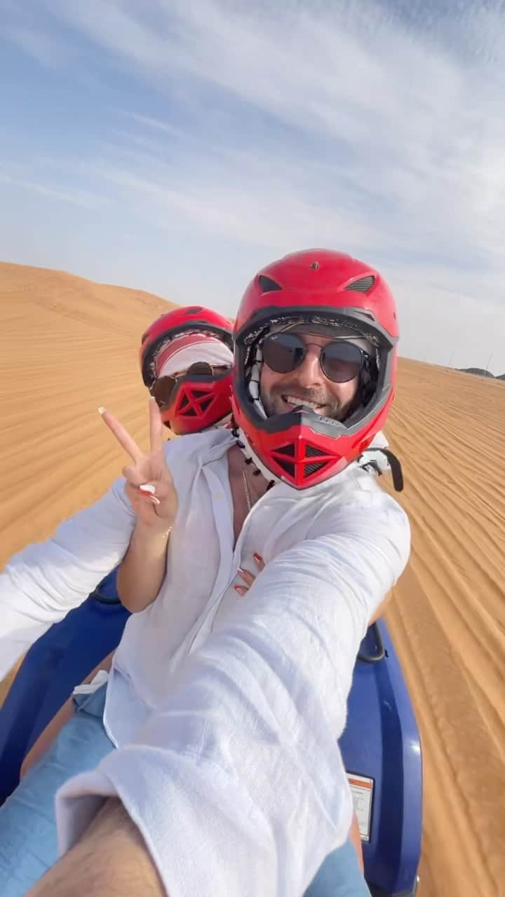 ルーベン・ブロマールトのインスタグラム：「DAYTRIP TO DUBAI ☀️ #joinus   - Quad Safari 🏁 - Henna Tattoo  - Camel Ride 🐫 - Arabic Barbeque  - Arabic Starbucks 🤣  - Fire Show & Shisha  - Grand Mosque Day & Night ☀️🌙  #dubai #dubailife #safari #quaddubai #desert #desertadventures #tour #daytripdubai #emirates #couplegoals #adventurecouple #couple #travelcouple #travelers #travelreels #traveltheworld」