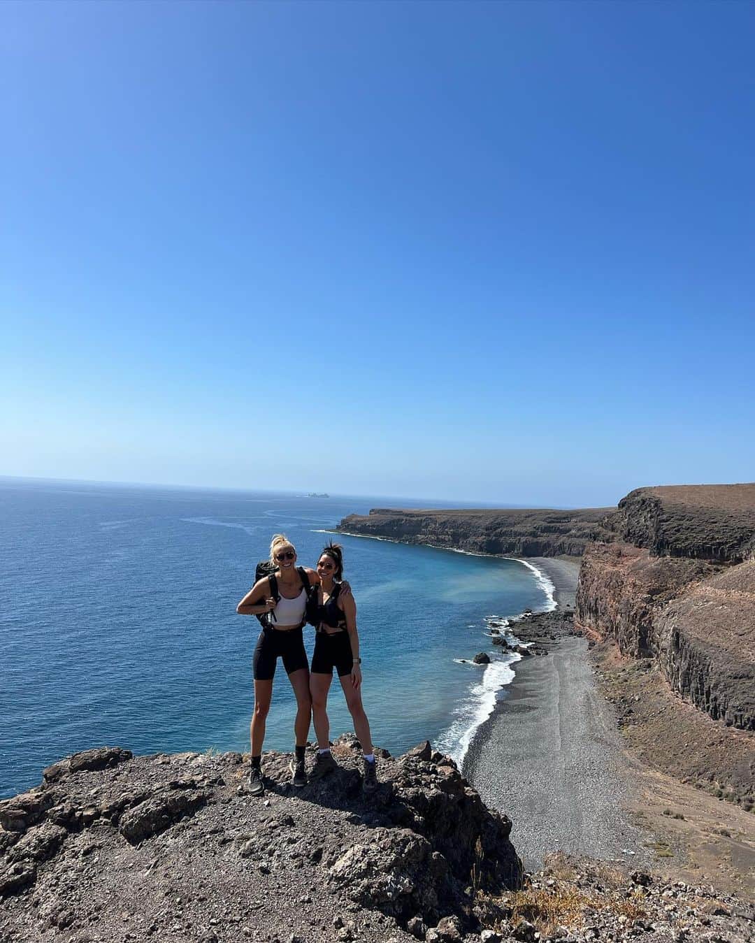 Zanna Van Dijkさんのインスタグラム写真 - (Zanna Van DijkInstagram)「Lanzarote photo dump 🥾🌊  Such epic memories with my bestie @thefoodmedic 🫶🏼   This is an island which has it all! Pristine beaches, towering volcanos, peaceful hikes and turquoise waters. And the best bit? Good weather year round!   Here’s three things you can’t miss if you visit:  ☑️ Hike up Caldera Blanca. The largest volcanic crater on the island, which gives awesome views over the surrounding lava fields.  ☑️ Visit Playa de Papagayo. A beautiful sandy beach with crystal blue water, perfectly nestled in a sheltered cove.  ☑️ Explore the far North. The best way to escape the crowds! Have lunch in Orzola. Hike to Cueva de las Cabras. Swim at Playa Punta de Prieta. Take in the view at Mirador del Rio.  And there’s SO much more to do! I’ll be sharing a full travel guide on my website soon to help you plan your own adventure ⛰️   Wearing @staywildswim (Ad my own brand) ♥️ #lanzarote #lanzaroteisland #lanzarotelife」4月1日 18時01分 - zannavandijk