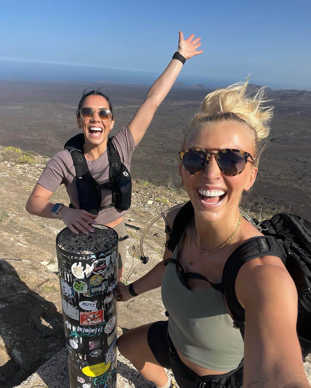 Zanna Van Dijkさんのインスタグラム写真 - (Zanna Van DijkInstagram)「Lanzarote photo dump 🥾🌊  Such epic memories with my bestie @thefoodmedic 🫶🏼   This is an island which has it all! Pristine beaches, towering volcanos, peaceful hikes and turquoise waters. And the best bit? Good weather year round!   Here’s three things you can’t miss if you visit:  ☑️ Hike up Caldera Blanca. The largest volcanic crater on the island, which gives awesome views over the surrounding lava fields.  ☑️ Visit Playa de Papagayo. A beautiful sandy beach with crystal blue water, perfectly nestled in a sheltered cove.  ☑️ Explore the far North. The best way to escape the crowds! Have lunch in Orzola. Hike to Cueva de las Cabras. Swim at Playa Punta de Prieta. Take in the view at Mirador del Rio.  And there’s SO much more to do! I’ll be sharing a full travel guide on my website soon to help you plan your own adventure ⛰️   Wearing @staywildswim (Ad my own brand) ♥️ #lanzarote #lanzaroteisland #lanzarotelife」4月1日 18時01分 - zannavandijk