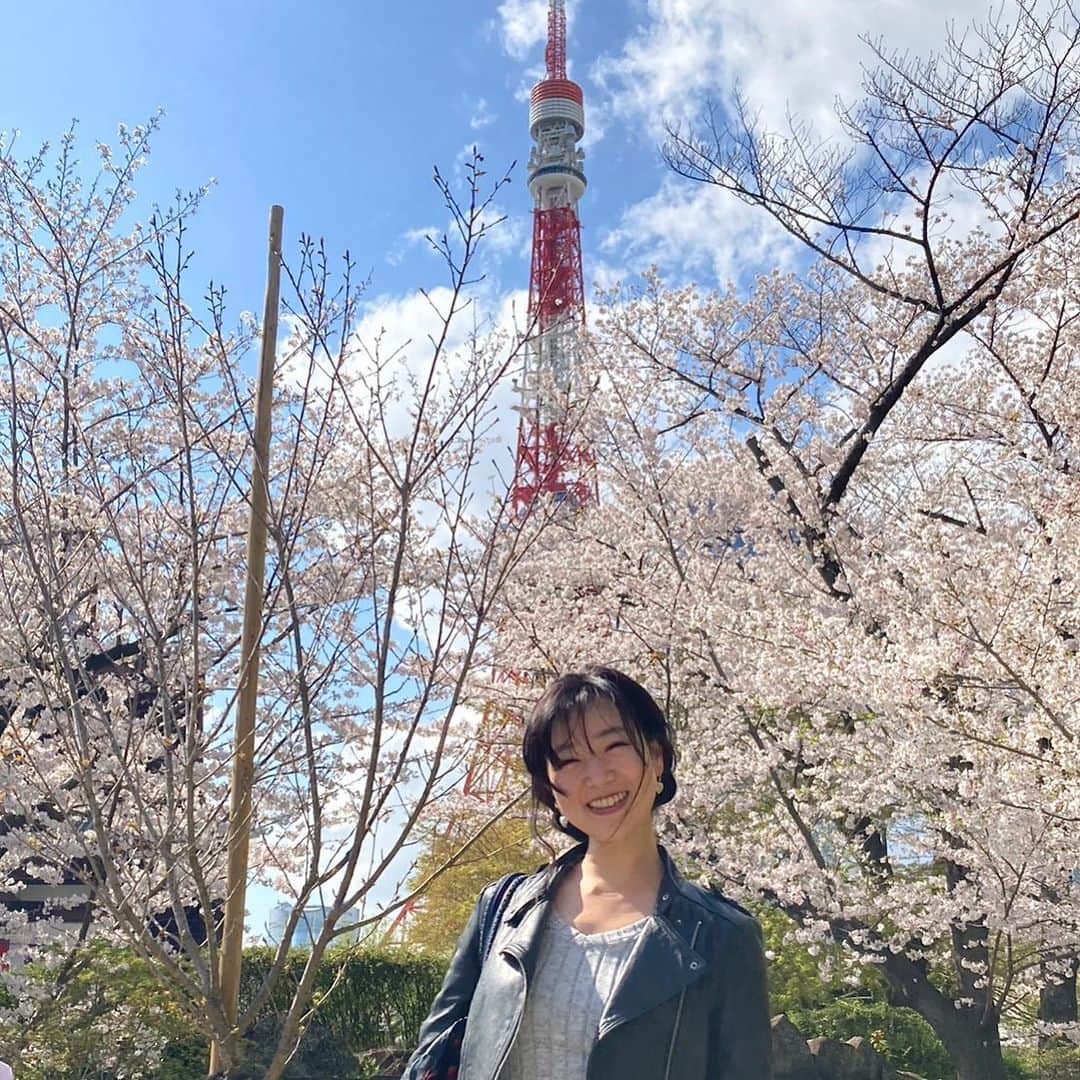 佐々木心音のインスタグラム：「すんごい素敵なお花見🌸 桜と東京タワーなんて、 生きてて初めての景色だった🌸  幸せだったなー♪  どれだけ東京で桜を見ていても やっぱり素敵。よ、私は大好きです。  #日本人でよかったシリーズ  #お花見 #桜 #東京タワー #🗼  #ゆったり花見 #青空と桜 #🌸  #幸せすぎる #俳優 #日本女優  #cherryblossom #japanese  #japanesesakura #sakura  #actor #sasakikokone #kokonesasaki」