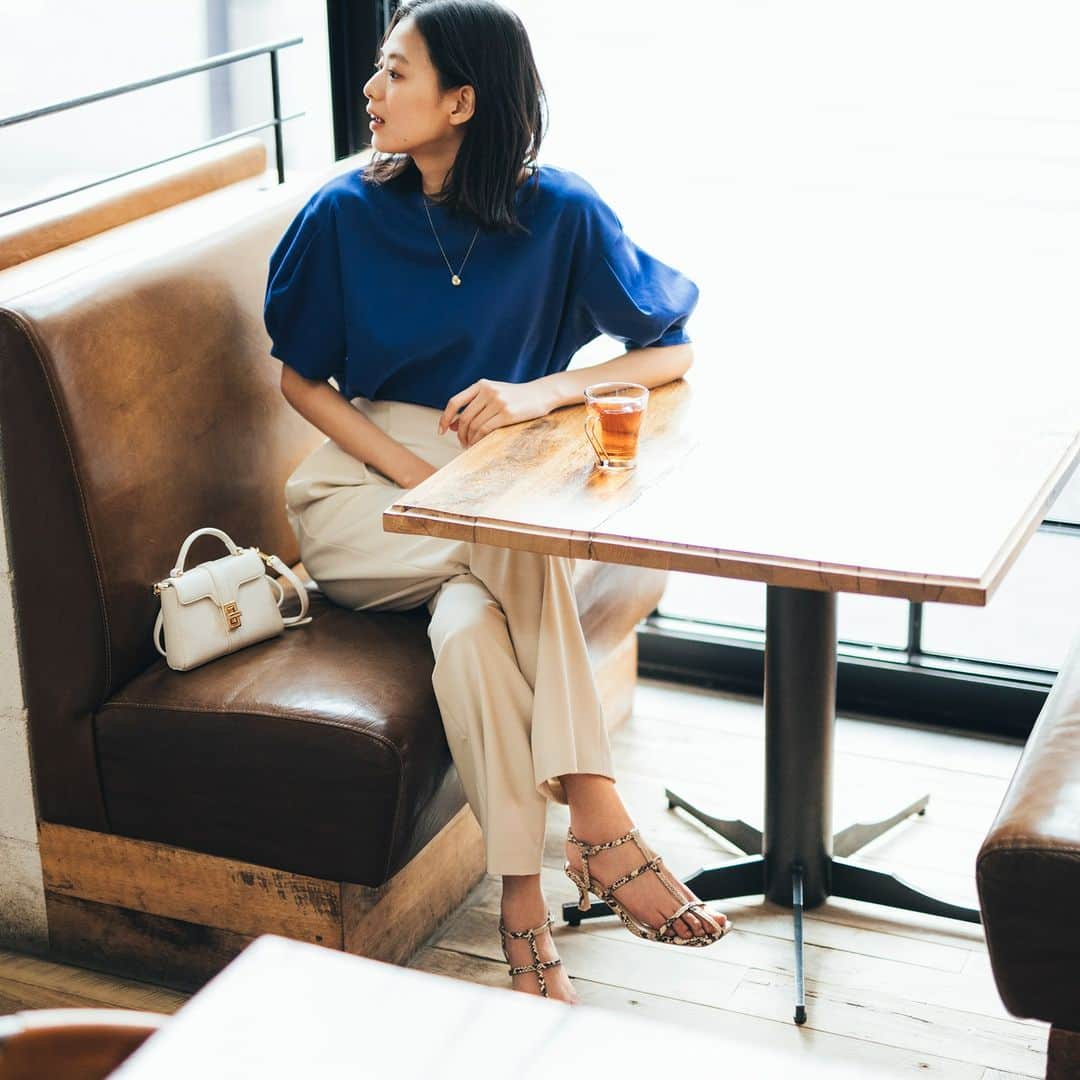 NATURAL BEAUTY BASICのインスタグラム：「松木育未さんが素敵に着こなしてくださった 春の新作webカタログ、第1弾が大好評公開中✨  ぜひチェックしてみてくださいね♪  ■バックジップフォルムスリーブカットソー ¥6,490 tax in size:FR color:クロ/オフ/ブルー #0173160401  ■ビット付きアシメタックパンツ ¥10,890 tax in size:S/M color:アイボリー/スティールブルー #0173130401  -------------------------------------------  Normcore Style In mid spring feat.Ikumi Matsuki  ストライプのオーバーシャツに、 ボクシーベスト、ステッチワークのセットアップetc. 春コーデをバージョンアップしてくれる ノームコアなカジュアルアイテムをデリバリー。  とれたての旬クローズを身に纏って、 日常のワードローブにときめきを。  #松木育未 さん #春カラー #カットソー  #ブルートップス #パンツスタイル #spring #春コーデ #スプリングコーデ #お出かけコーデ #オフィスコーデ #オフィスカジュアル #通勤コーデ #大人可愛い #カラーコーデ  #着回しコーデ #きれいめカジュアル  #ベーシックコーデ #ベーシック #ナチュラルコーデ #トレンドスタイル #シンプルコーデ #ナチュラルビューティーベーシック #naturalbeautybasic」