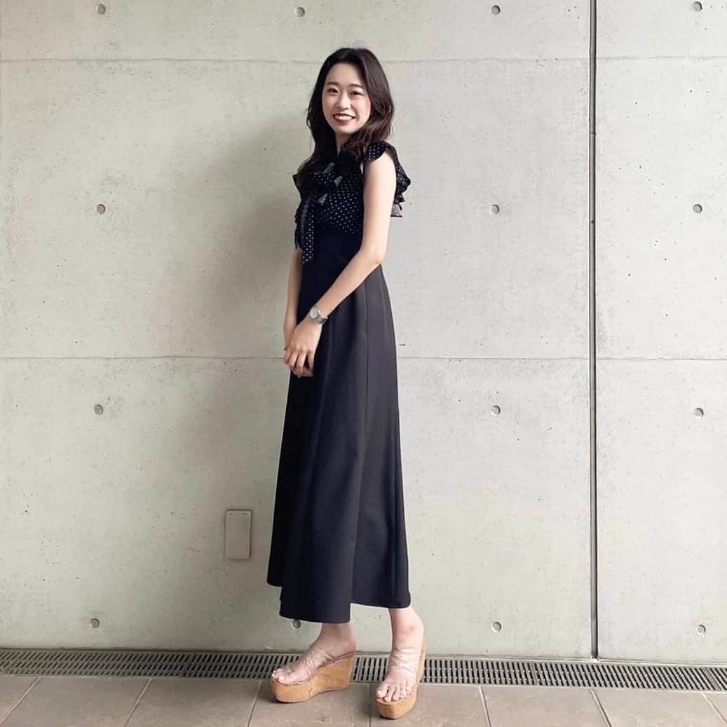 のインスタグラム：「. ／ ポイント10倍プレゼント中！ 詳細は @mercuryduo_styling  ストーリーからCHECK  3wayで気回せる✔︎ フェミニンに決まる、大人気ワンピース ＼ ⁡  #泉里香 さん着用 #3wayラッフルドッキングワンピース ⁡color :  off-white/charcoalgray/mix size :  S/M 1,870ポイント付与  #クリアチューブウェッジサンダル color :  black/brown/mix/clear size :  34/36/38 1,320ポイント付与  ⁡ アイテム詳細は @mercuryduo_stylingのTOPリンクより 公式サイトRUNWAY channelをご覧ください。  【着用スタッフ】 @mercuryduo_shiho / 163cm 骨格ストレート / ブルベ ⁡ ⁡  ＿＿＿＿＿＿＿＿＿＿＿＿＿＿＿＿＿＿＿＿＿＿＿＿＿＿  ⁡ @mercuryduo_com   #MERCURYDUO #公式通販RUNWAYchannel #マーキュリーデュオ  ＿＿＿＿＿＿＿＿＿＿＿＿＿＿＿＿＿＿＿＿＿＿＿＿＿＿ ワンピースコーデ#ワンピコーデ#リボンワンピース#春ワンピ#春ワンピース#デートコーデ#デート服#モテコーデ#モテ服#大人可愛いコーデ#大人可愛いコーディネート#大人フェミニンコーデ#フェミニンコーデ#カフェコーデ#旅行コーデ#骨格ストレートコーデ#骨ストコーデ#ブルベコーデ」