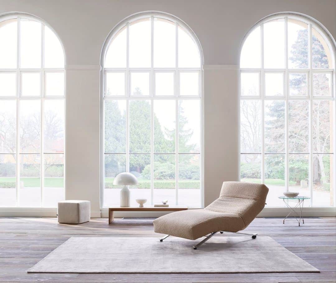 eilersenのインスタグラム：「Sit back, put your feet up and relax. It is the weekend and what better place to welcome it that in our Control chair upholstered in a snug bouclé fabric?⁠ ⁠ Lounge chair: Control Glove in Curl 07 designed by Jens Juul Eilersen⁠ ⁠ ⁠ ⁠ ⁠ ⁠ ⁠ ⁠ ⁠ ⁠ ⁠ ⁠ ⁠ ⁠ ⁠  ⁠ #eilersen #eilersenfurniture #myeilersen #enjoyaneilersen #Controlglove #jensjuuleilersen #homedecor #sofa #danishdesign #inredning #finahem #interiorlovers #interiordesign #modernliving #minimalism #nordiskehjem #nordicinspiration #nordicliving #craftsmanship #luxurylifestyle #boligindretning #designinterior #livingroominspo #boliginspiration #softminimalism #hemindredning #schönerwohnen #nordicminimalism #throughgenerations」