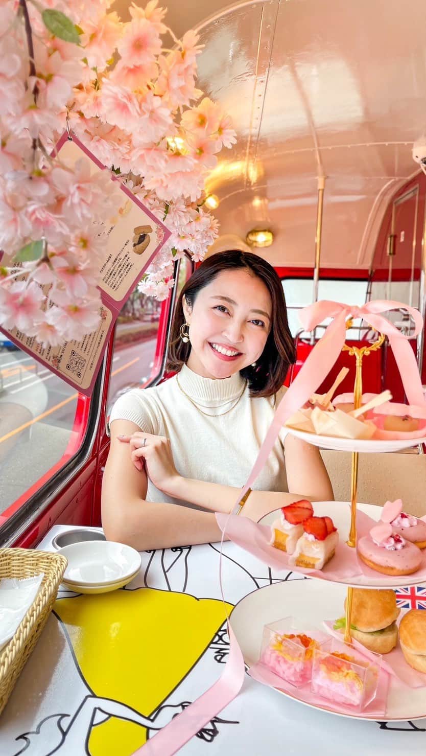 柳田菜月のインスタグラム：「Sakura Afternoon tea BusTour🌸 . @afternoon_tea_bus_tour さんにご招待頂き、 アフタヌーンティーバスツアーに参加してきました🌸✨ 日本で唯一乗車ができるロンドンバスでのアフタヌーンティーは、特別な空間と時間を味わえて、とっても贅沢！ 車内では、ディズニーのようなアナウンスもあって、アトラクション気分も味わえますよ！ . 素敵なアフタヌーンティーで有名な、　@gingergardenaoyama がパートナーとして監修しているので、世界観がとっても可愛くて心をくすぐられます🥰 そして、このバスツアー限定のアフタヌーンティーメニュー＋スコーンや、ゆっくり味わえるたくさんのティーメニュー🫖プラス料金でアルコール提供もあるので、デートにも❤️ . 今回参加した表参道周遊コースでは、表参道の景色〜六本木〜東京タワーなど、普段なかなかゆっくり見て回ることができない観光名所を、いっぺんに見ることができるので、それも贅沢💖 ちょっとした記念日や、女子会などにもぜひおすすめ！ ぜひ、アカウントチェックしてみてください！ . 毎月コンセプトが異なるので、その度に参加するのもとってもおすすめです♪ . #アフタヌーンティー #サクラ #バスツアー #ティータイム #特別な時間 #女子会 #観光  #スイーツ #ディズニー #春  #afternoontea #bustour #spring #cherryblossom #tokyo  #sweets #gingergardenaoyama #sightseeing #pr」