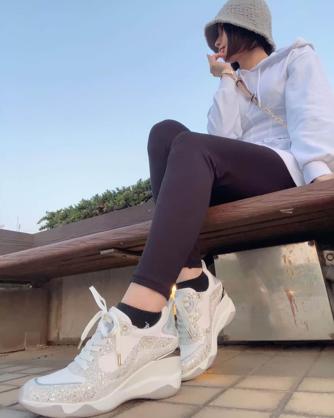 明里ともかのインスタグラム：「ずっと欲しかったDianaのスニーカー✨ 初おろししました👏👏👏 ・ ・ ・ #スニーカー」