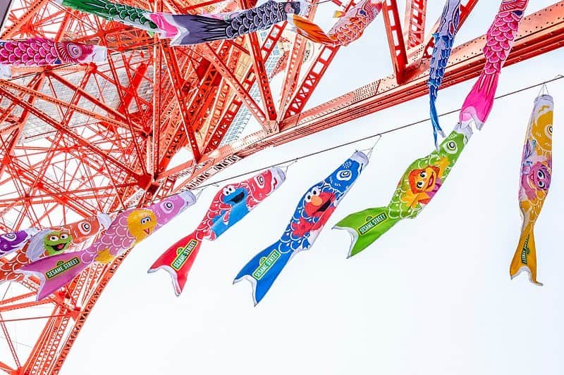 東京タワーさんのインスタグラム写真 - (東京タワーInstagram)「. 東京タワーでは、春の風物詩！ 「東京タワー333匹の鯉のぼり」が 装飾されています🎏   鯉のぼりの由来って みなさん知っていますか！？   江戸時代、日本では将軍に男の子が生まれると 旗や幟（のぼり）を立てて祝う風習があり、 これを武家が真似をして、 そして庶民が真似をして、 どうせなら立身出世のシンボルである 鯉を幟（のぼり）にしてしまおうということで 鯉のぼりが生まれたそうです！   そして！   333匹の鯉のぼりの中には、 40匹の“セサミストリート鯉のぼり"が泳いでいます。   お子様の成長を願った333匹の鯉のぼり🎏 お気に入りの鯉のぼりを、探してみてくださいね！   セサミストリート×東京タワーの 初コラボイベント「We Belong」は 5月7日（日）まで開催中！   イベントの詳細は プロフィールのリンクにある Official HPからご覧ください↓↓↓ @tokyotower_official  #東京タワー #東京タワー🗼 #tokyotower #tokyotower🗼  #鯉のぼり  #鯉のぼり🎏」4月1日 18時06分 - tokyotower_official