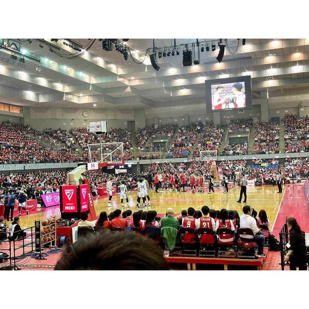 神戸麻衣さんのインスタグラム写真 - (神戸麻衣Instagram)「Bリーグ🏀 【千葉ジェッツvs琉球ゴールデンキングス】  はあ… 好きなのに、、、つらい。。。  しかし、これはCS・ファイナルで勝つための布石。ということで受け止めよう。受け入れよう。 昨シーズンのファイナルから物語は始まっているのだ…🏀👑  でも、やっぱり勝って笑顔の選手が見たいよ🥺❣️  そして、千葉ポートアリーナ遠かったー‼️  #琉球ゴールデンキングス #bリーグ #basketball #バスケットボール #沖縄 #琉球 #司会 #mc #モデル #model #リポーター #ナレーター #reporter #ナレーション #スポーツmc  #イベント #イベントmc #神戸麻衣」4月1日 18時06分 - mai_g916