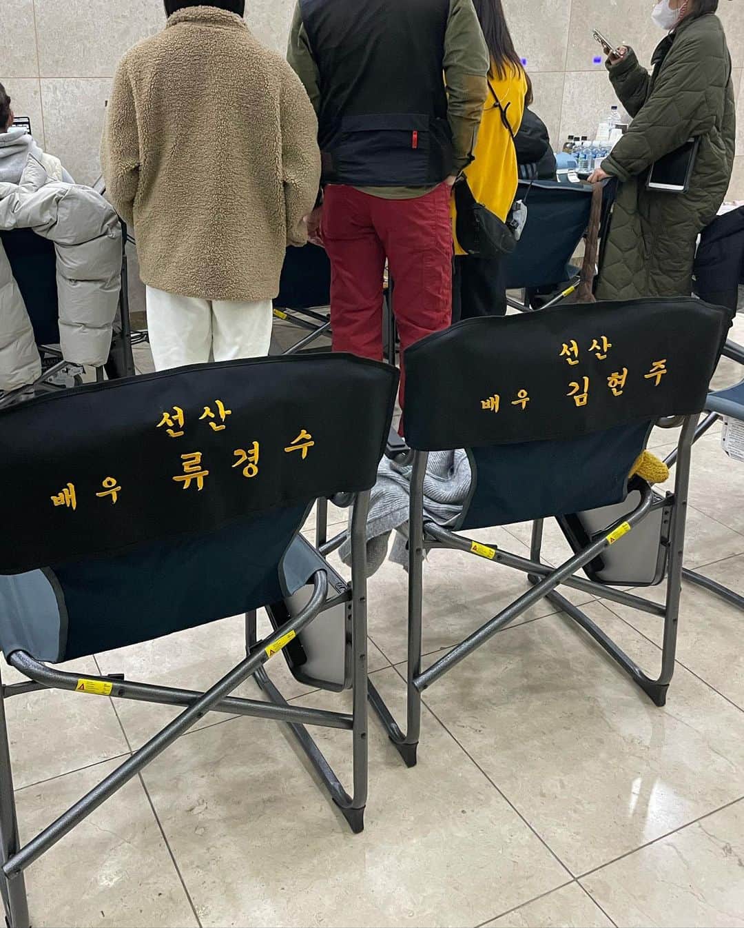 リュ・ギョンスさんのインスタグラム写真 - (リュ・ギョンスInstagram)「Netflix series 선산 무사히 촬영 잘 마쳤습니다. 이번에도 역시 넘치게 행복하게 잘 놀다갑니다~ 기대해주세요. 선산.  +커피차 세대를 한 방에 동시에 보내는건 처음 봤고 앞으로도 보기 힘든 진풍경인것 같네요… 권나라누나 짱입니다… 잘 먹었습니다…!!!!!!!  @netflixkr #netflix #선산」4月1日 18時07分 - ryurudtn
