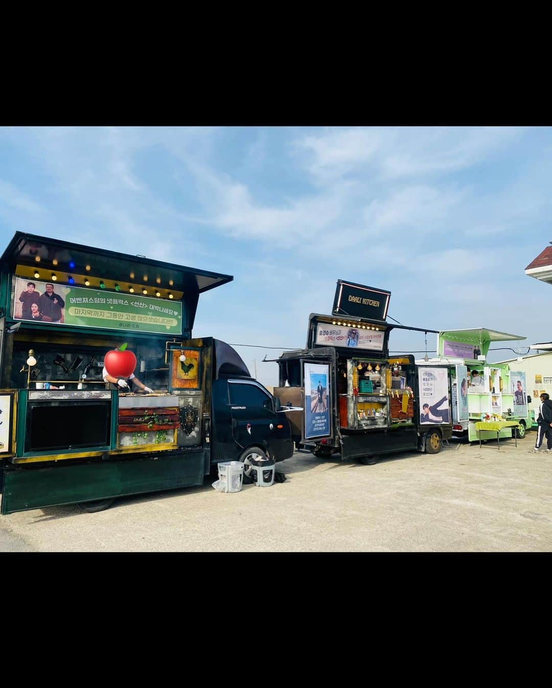 リュ・ギョンスさんのインスタグラム写真 - (リュ・ギョンスInstagram)「Netflix series 선산 무사히 촬영 잘 마쳤습니다. 이번에도 역시 넘치게 행복하게 잘 놀다갑니다~ 기대해주세요. 선산.  +커피차 세대를 한 방에 동시에 보내는건 처음 봤고 앞으로도 보기 힘든 진풍경인것 같네요… 권나라누나 짱입니다… 잘 먹었습니다…!!!!!!!  @netflixkr #netflix #선산」4月1日 18時07分 - ryurudtn