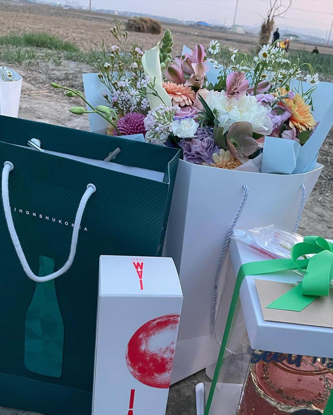 リュ・ギョンスさんのインスタグラム写真 - (リュ・ギョンスInstagram)「Netflix series 선산 무사히 촬영 잘 마쳤습니다. 이번에도 역시 넘치게 행복하게 잘 놀다갑니다~ 기대해주세요. 선산.  +커피차 세대를 한 방에 동시에 보내는건 처음 봤고 앞으로도 보기 힘든 진풍경인것 같네요… 권나라누나 짱입니다… 잘 먹었습니다…!!!!!!!  @netflixkr #netflix #선산」4月1日 18時07分 - ryurudtn
