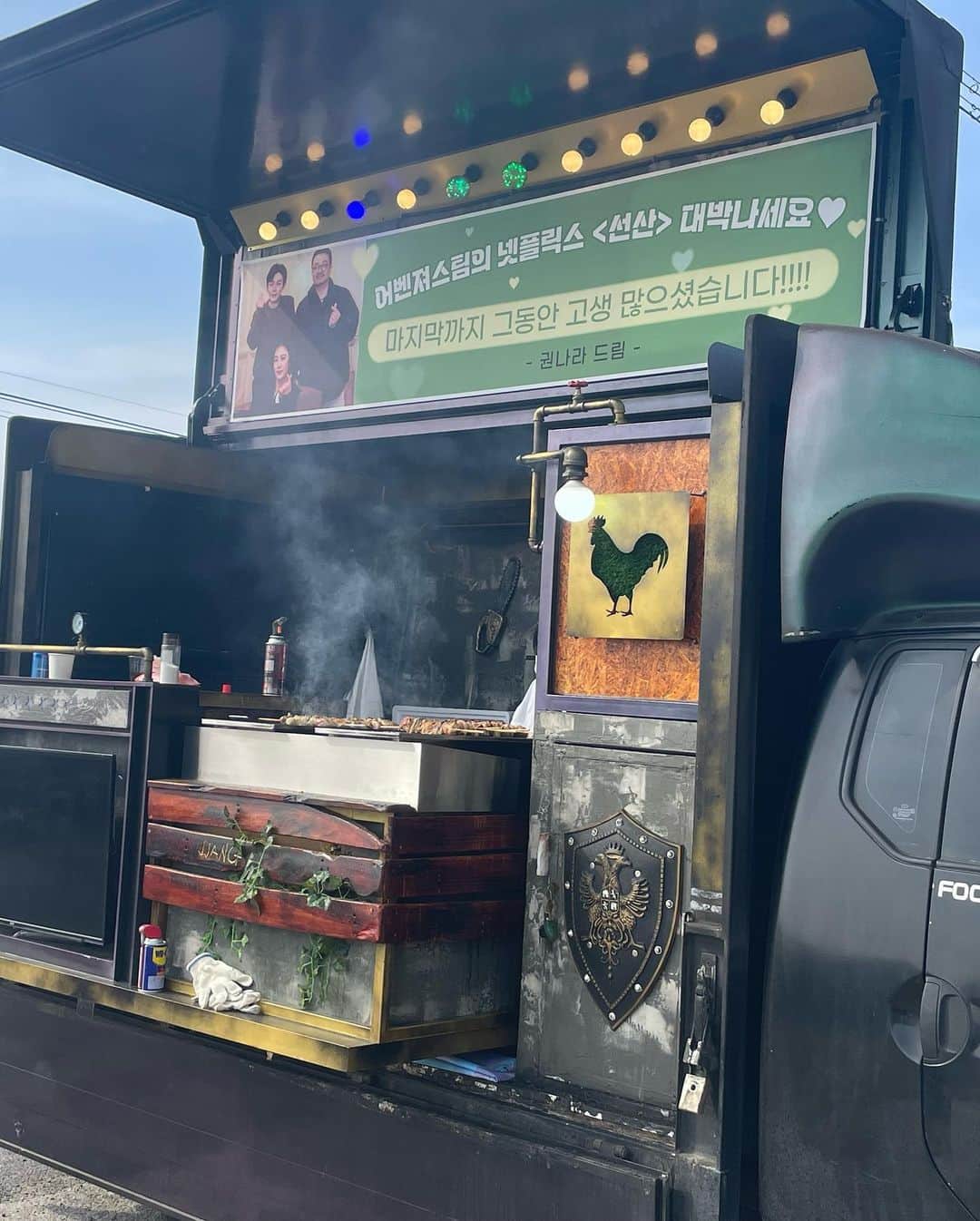 リュ・ギョンスさんのインスタグラム写真 - (リュ・ギョンスInstagram)「Netflix series 선산 무사히 촬영 잘 마쳤습니다. 이번에도 역시 넘치게 행복하게 잘 놀다갑니다~ 기대해주세요. 선산.  +커피차 세대를 한 방에 동시에 보내는건 처음 봤고 앞으로도 보기 힘든 진풍경인것 같네요… 권나라누나 짱입니다… 잘 먹었습니다…!!!!!!!  @netflixkr #netflix #선산」4月1日 18時07分 - ryurudtn