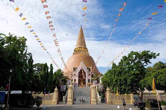 タイ国政府観光庁さんのインスタグラム写真 - (タイ国政府観光庁Instagram)「. ༉‧₊˚ 🇹🇭わざわざ行きタイ旅！ ⠀ ⋯⋯⋯⋯⋯⋯⋯⋯⋯⋯⋯⋯✈  毎週土曜日は、まだあまり知られていないタイのスポットをご紹介♪   今回は仏教伝来の町・ナコーンパトムの「プラ・パトム・チェディ」へ✨  バンコクから西に約55kmの場所に位置する、ナコーンパトム県🕊 ここはインドシナ半島のなかでも、インドからの僧よりお釈迦様の教えが最初にもたらされた、仏教伝来の町として知られています🙏  そんなナコーンパトムにあるのが、世界最大級の黄金の仏塔、プラ・パトム・チェディ✨ 高さは約120.45mもあり、釣り鐘型の形状が特徴です💨  3世紀頃、インドのアショーカ王によって建立されたこの仏塔は、クメール時代に入るとビルマ風に改修され、その後ラーマ4世、ラーマ5世の命により今の姿となりました😌  バンコクから日帰りで訪れることができる人気の観光地のひとつです💁‍♀️  ☆「行ってみたい！」：いいね❤をタップ ★「参考になった！」：保存ボタン🔖をタップ  #タイ #ナコーンパトム #プラパトムチェディ #仏塔 #タイ寺院 #タイお寺巡り #お寺巡り #歴史的建造物 #秘境 #世界最大の仏塔 #こんなタイ知らなかった #もっと知りタイ #はじめてのタイ #タイ旅行 #ナコーンパトム旅行 #旅好きな人と繋がりたい #旅行好きな人と繋がりたい #海外旅行 #thailand #nakhonpathom #nakhonpathomtrip #phrapathomchedi #chedi #pagoda #amazingthailand #thailandtravel #thailandtrip #thaistagram #lovethailand #amazingnewchapters」4月1日 18時07分 - amazingthailandjp