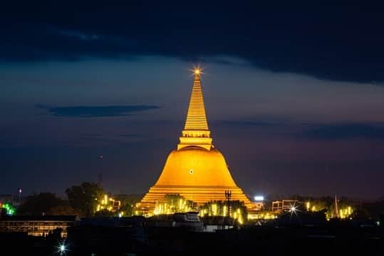 タイ国政府観光庁さんのインスタグラム写真 - (タイ国政府観光庁Instagram)「. ༉‧₊˚ 🇹🇭わざわざ行きタイ旅！ ⠀ ⋯⋯⋯⋯⋯⋯⋯⋯⋯⋯⋯⋯✈  毎週土曜日は、まだあまり知られていないタイのスポットをご紹介♪   今回は仏教伝来の町・ナコーンパトムの「プラ・パトム・チェディ」へ✨  バンコクから西に約55kmの場所に位置する、ナコーンパトム県🕊 ここはインドシナ半島のなかでも、インドからの僧よりお釈迦様の教えが最初にもたらされた、仏教伝来の町として知られています🙏  そんなナコーンパトムにあるのが、世界最大級の黄金の仏塔、プラ・パトム・チェディ✨ 高さは約120.45mもあり、釣り鐘型の形状が特徴です💨  3世紀頃、インドのアショーカ王によって建立されたこの仏塔は、クメール時代に入るとビルマ風に改修され、その後ラーマ4世、ラーマ5世の命により今の姿となりました😌  バンコクから日帰りで訪れることができる人気の観光地のひとつです💁‍♀️  ☆「行ってみたい！」：いいね❤をタップ ★「参考になった！」：保存ボタン🔖をタップ  #タイ #ナコーンパトム #プラパトムチェディ #仏塔 #タイ寺院 #タイお寺巡り #お寺巡り #歴史的建造物 #秘境 #世界最大の仏塔 #こんなタイ知らなかった #もっと知りタイ #はじめてのタイ #タイ旅行 #ナコーンパトム旅行 #旅好きな人と繋がりたい #旅行好きな人と繋がりたい #海外旅行 #thailand #nakhonpathom #nakhonpathomtrip #phrapathomchedi #chedi #pagoda #amazingthailand #thailandtravel #thailandtrip #thaistagram #lovethailand #amazingnewchapters」4月1日 18時07分 - amazingthailandjp