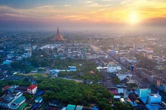 タイ国政府観光庁さんのインスタグラム写真 - (タイ国政府観光庁Instagram)「. ༉‧₊˚ 🇹🇭わざわざ行きタイ旅！ ⠀ ⋯⋯⋯⋯⋯⋯⋯⋯⋯⋯⋯⋯✈  毎週土曜日は、まだあまり知られていないタイのスポットをご紹介♪   今回は仏教伝来の町・ナコーンパトムの「プラ・パトム・チェディ」へ✨  バンコクから西に約55kmの場所に位置する、ナコーンパトム県🕊 ここはインドシナ半島のなかでも、インドからの僧よりお釈迦様の教えが最初にもたらされた、仏教伝来の町として知られています🙏  そんなナコーンパトムにあるのが、世界最大級の黄金の仏塔、プラ・パトム・チェディ✨ 高さは約120.45mもあり、釣り鐘型の形状が特徴です💨  3世紀頃、インドのアショーカ王によって建立されたこの仏塔は、クメール時代に入るとビルマ風に改修され、その後ラーマ4世、ラーマ5世の命により今の姿となりました😌  バンコクから日帰りで訪れることができる人気の観光地のひとつです💁‍♀️  ☆「行ってみたい！」：いいね❤をタップ ★「参考になった！」：保存ボタン🔖をタップ  #タイ #ナコーンパトム #プラパトムチェディ #仏塔 #タイ寺院 #タイお寺巡り #お寺巡り #歴史的建造物 #秘境 #世界最大の仏塔 #こんなタイ知らなかった #もっと知りタイ #はじめてのタイ #タイ旅行 #ナコーンパトム旅行 #旅好きな人と繋がりたい #旅行好きな人と繋がりたい #海外旅行 #thailand #nakhonpathom #nakhonpathomtrip #phrapathomchedi #chedi #pagoda #amazingthailand #thailandtravel #thailandtrip #thaistagram #lovethailand #amazingnewchapters」4月1日 18時07分 - amazingthailandjp