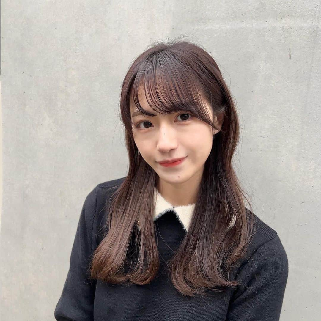 松本美紅のインスタグラム：「エバーカラーワンデーミリモアが新しく発売されます✨ エバーカラーワンデーの大人気カラー「パールベージュ」の小さめサイズ「おねだりパール」が新登場しました☺️  私は「はじらいベイビー」をいただきました🥹 透明感溢れるカークプラウップ 究極のピュア盛りおめめに👀！  よく見るとお花のようなほかにはない 珍しいレンズデザインとなっています🌸 ふんわり裸眼に溶けこみ、学校・職場でも使いやすいです😌  また一部店舗でノベルティキャンペーン 開催しています！ エバーカラーワンデーミリモアを2箱以上 ご購入の方に、オリジナルチャーム付き ハート型ポーチをプレゼント🤍 カラコンを入れるのにもぴったりです🫶🏻 (※ポーチは数量限定・無くなり次第終了)  みなさまもぜひ！  #カラコン #カラコンレポ #エバーカラーワンデーミリモア #エバーカラーワンデー #きゅるんとあざといキュン瞳 #恥じらいベイビー　　　 #ワンデーカフコン #ちゅるんカラコン #ナチュラルカラコン #モアコン #モアコンタクト #カラコン買うならモアコン」