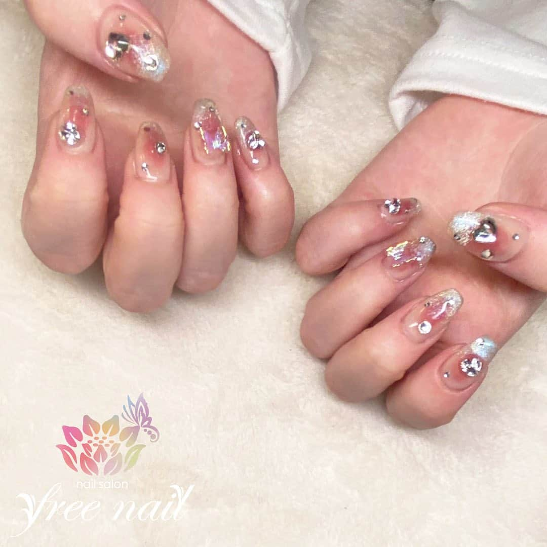 free nail フリーネイルのインスタグラム：「. お客様ネイル💅🏻🪷 . チークネイル💄💋 . ワンホンデザイン💄💋 . ご来店ありがとうございました🙇🏻‍♀️🙇🏻‍♀️🙇🏻‍♀️💗 . #ネイルアート #ジェルネイル #ネイルサロン #大阪ネイルサロン #ネイルデザイン #ネイルチェンジ #チークネイル #マグネットネイル #オーロラネイル #ビジューネイル #ワンホンネイル #韓国ネイル #デザインネイル #トレンドネイル #おしゃれネイル #ラブリーネイル #春ネイル #springnails #nailsart #nailsdid #美甲 #日式美甲 #日式美甲胶 #日本美甲师 #日本美甲老师 #美甲上课 #日本胶 #フリーネイル #freenail」