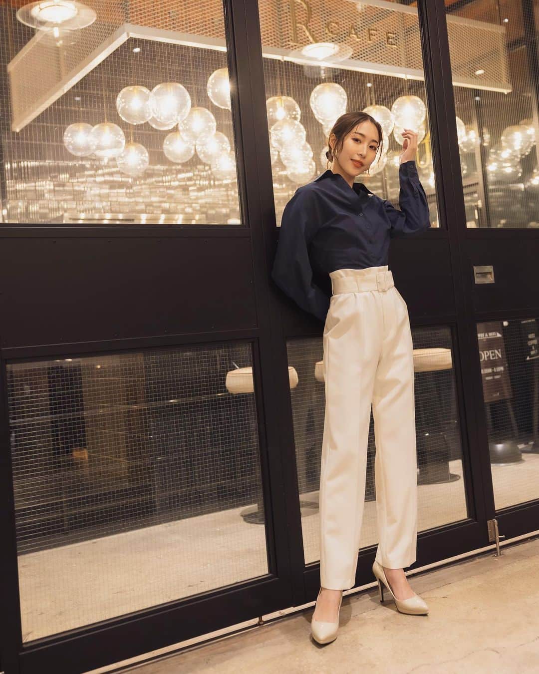 のインスタグラム：「𝑵𝒊𝒈𝒉𝒕 𝑶𝒖𝒕 𝒊𝒏 𝑻𝑶𝑲𝒀𝑶  "大人美が叶う一本で、サラッとハンサムに着地"  #ウエストタッククロップドシャツ <White, Pink, Navy>  お洒落をグッと盛り上げる、軽やかなクロップドシャツ。  ハリのあるコットン地でボリュームを持たせ、ウエストに向けてキュッと締めることでスタイルアップを叶えます。  #ベルトセットストレートパンツ <White, Beige, Sax, Black>  共生地のベルトを腰位置高めに設け、裾に向かってストンと落ちるシルエットが足を長く見せ、シャープなセンタープレスが、装いの洗練度をグッと高めてくれる一枚。  ＿＿＿＿＿＿＿＿＿＿＿ ✔︎ @ambient_styling #AMBIENT #ambient_official #ambientstyle #アンビエント #きれいめコーデ #シャツ #白パンツ」