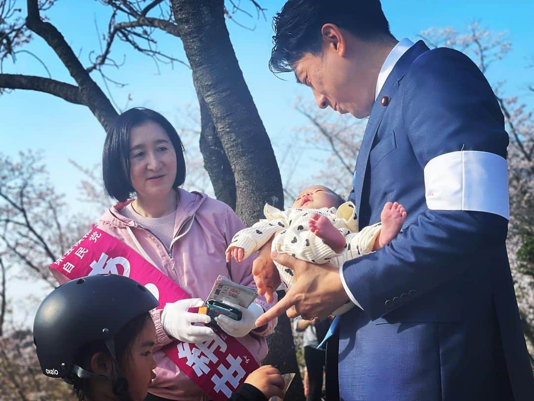 小泉進次郎さんのインスタグラム写真 - (小泉進次郎Instagram)「今日、こども家庭庁が発足しました。今日の横浜市での選挙応援では、多くの赤ちゃん、子どもたち、子育て世代の方々にお会いしました。国の政策強化への期待を感じましたが、同時に、凄く冷静に見ているとも感じます（あんまり期待してないけど、やるならちゃんとやってね…って感じでしょうか）。また、高齢者の方々など全ての世代に対して、こども政策を強化することの納得感を持って頂くための丁寧な説明が欠かせないことも、街中でのやり取りから感じることです。  昨日、政府から新たなこども政策の叩き台が発表されましたが、国が政策を強化しても、都道府県と市町村との連携がよくなければ一人一人に届くまでに時間がかかったり、うまくいかなかったりすることはよくあります（コロナのワクチンに関する事務作業などでイメージしやすいと思います）。こども政策も同じです。地方議員と国会議員の連携がうまくできるとスムーズに進む例はたくさんあります（横須賀市の中学校給食実現やこども園開設など）。  今回の統一地方選で、地方議員の役割、国・県・市の連携と議員ネットワークの重要性が伝わるように訴えと応援を続けます。  明日も神奈川県内のどこかでお会いしましょう。  #こども家庭庁 #新年度 #久良岐公園」4月1日 18時15分 - shinjiro.koizumi