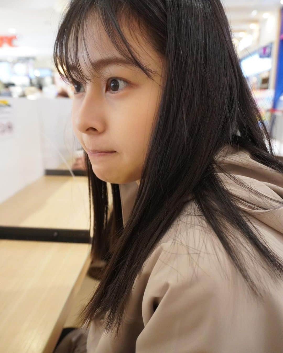 村山千夏のインスタグラム：「こんばんは。  注文したクレープを待っている私。空腹すぎてぼーっとしてます。  #jk#sjk#jk2#05#05line#女子高校生#女子高生#17歳#17yearsold #jkブランド #jkの素敵な思い出 #クレープ屋さん #クレープ#japangirl #foryoupage#fyp」