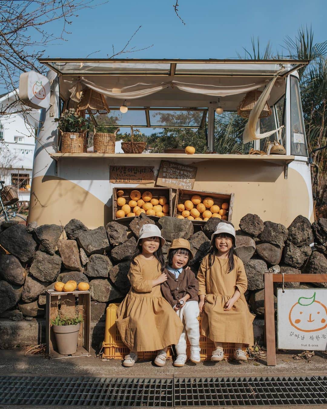 MOMOツインズさんのインスタグラム写真 - (MOMOツインズInstagram)「The essence of Jeju right here at this cute cafe 🍊#lllgoestojeju」4月1日 18時28分 - leialauren