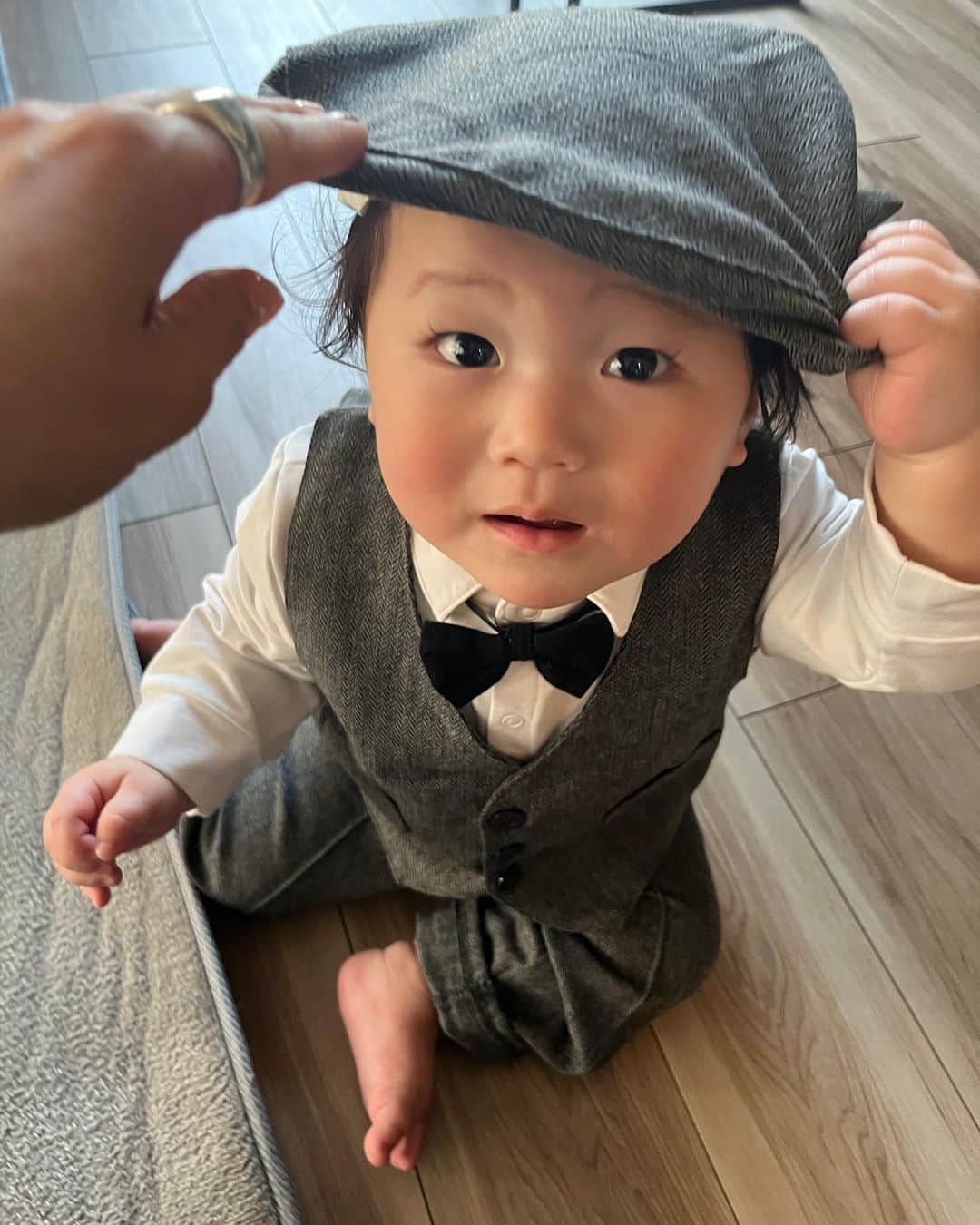 北岡りえのインスタグラム：「晴天に恵まれた入園式。  新しい環境でも おっとりぜんぜんらしくお友達と のびのび楽しく過ごせたらいいな〜と胸を馳せて🌸  入園式には @meer._official  のブラウス絶対着よう‼︎ と決めていたので反響多くてとてもとても嬉しいです🤍 そして今年は帽子被ってくれるかな😇 #瞬時に脱ぎ捨て去る  #入園式 #入園式コーデ  #ほっぺ赤くなるのも遺伝やなぁ (お互いチーク無し🍎)」
