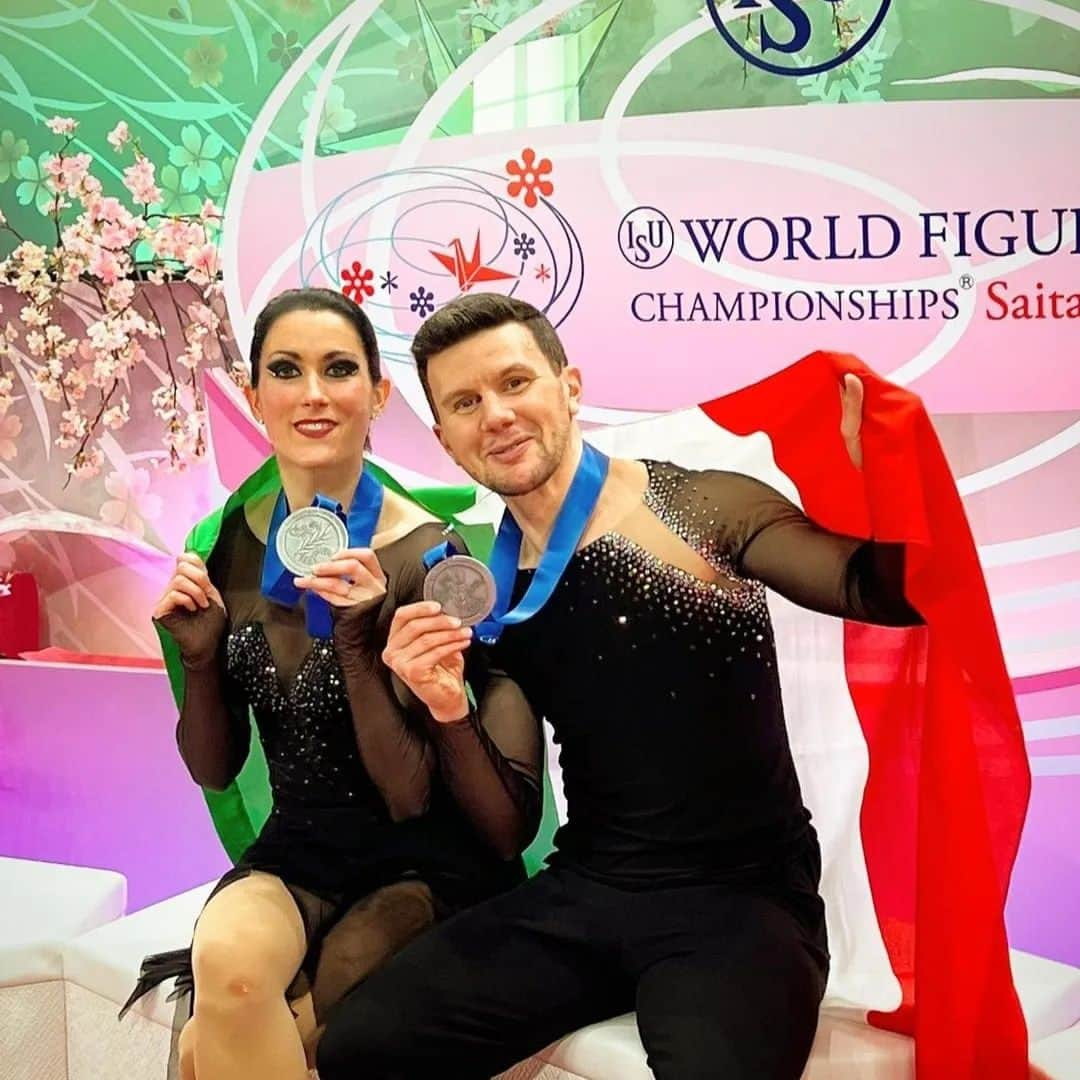 シャルレーヌ・ギニャールのインスタグラム：「One week ago .... Silver medalists at World .... It's still hard to believe it 🤩  #isufigureskating #isu #icedance #fiammeazzurre #poliziapenitenziaria #fisg4passion #conisocial #coni #italiateam🇮🇹  #guignardfabbri #jacksonultima #worldchampionships #silvermedal #dreaming #japan #saitama #tokyo」