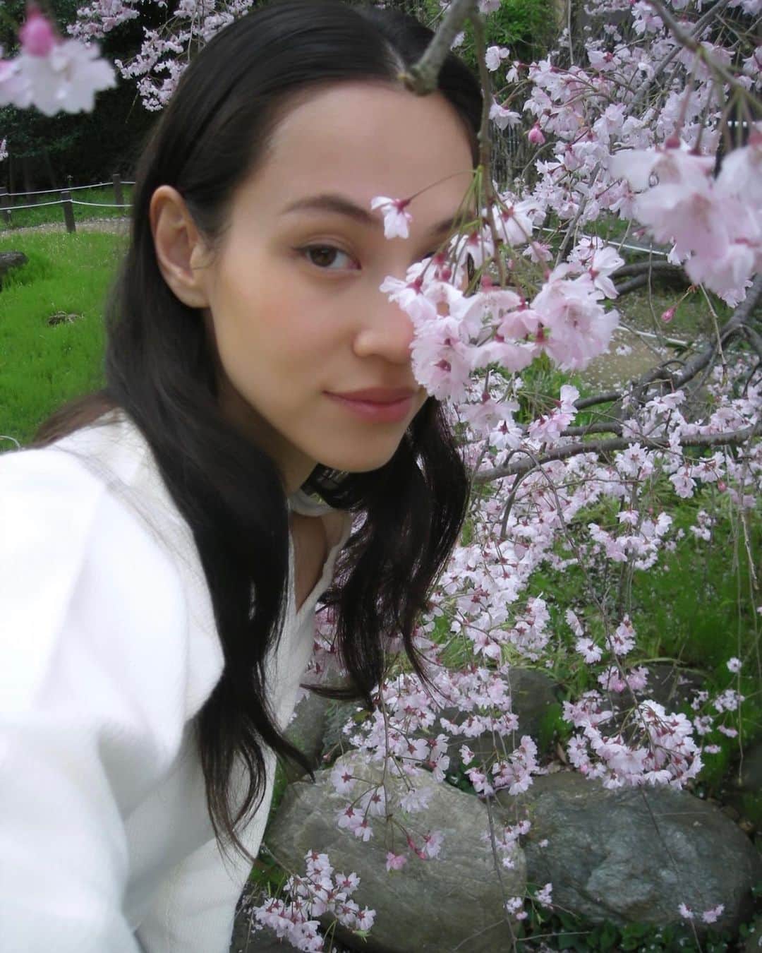 水原希子 のインスタグラム：「🌸🌸🌸 ディオール アディクト リップ マキシマイザー💄 私は026の深みのあるベージュカラーが好き！ ほんのり色づいて保湿してくれるところが 気に入ってるよ🫶🏻 @diorbeauty #リップマキシマイザー」