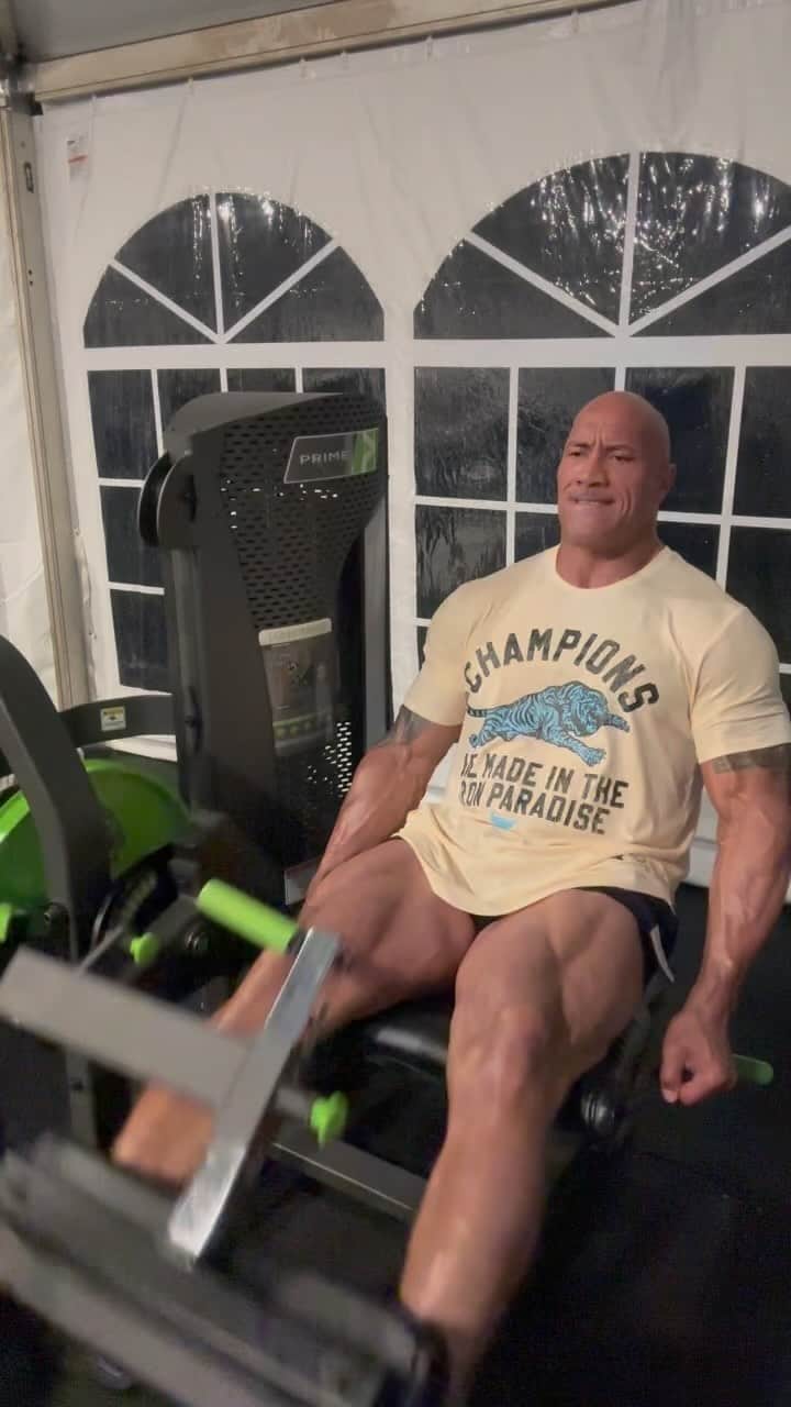 ドウェイン・ジョンソンのインスタグラム：「Champions are made in the Iron Paradise 🐅   I switched up my training routine to train legs 2xs a week.  Light-ish day (Wednesday) Intense day (Sunday)   Superset pre exhaust: Leg extensions superset with leg curls  4 sets. 25 reps. Then drop set 2xs til failure  * using my Prime machine here to adjust quad load and intensity *  Give it a try ☝🏾 This is a bitch of a burn but insanely effective 🤬😅  #midweekLEGS 🐅 #respecttheprocess   New @ProjectRock #ProvingGroundCollection drops in 2 weeks. 4/13 🔥 🐅」